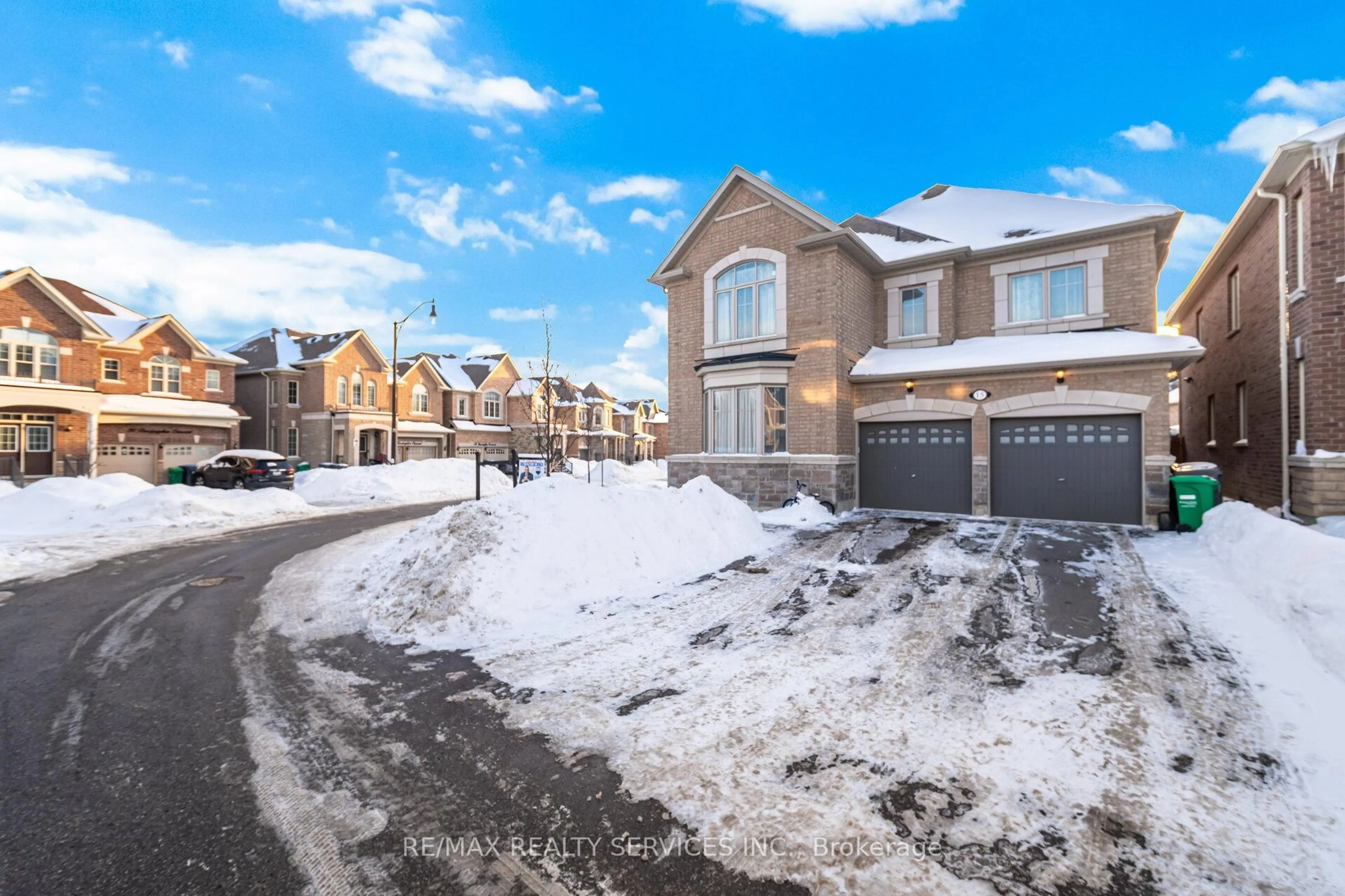A pic from outside/outdoor area/front of a property/back of a property/a pic from drone, street for 15 Farringdon Cres, Brampton Ontario L7A 4Z5
