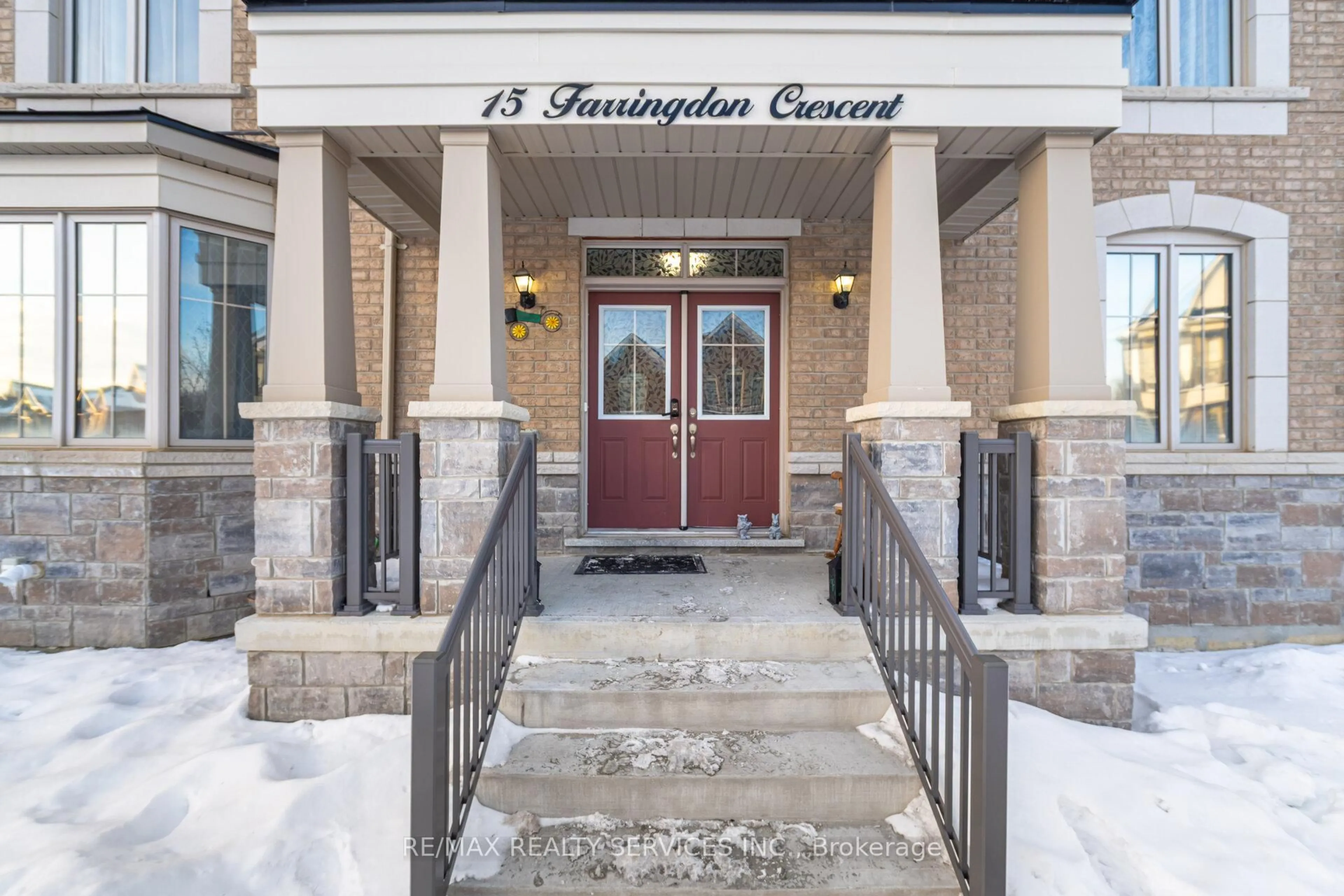 Indoor foyer for 15 Farringdon Cres, Brampton Ontario L7A 4Z5