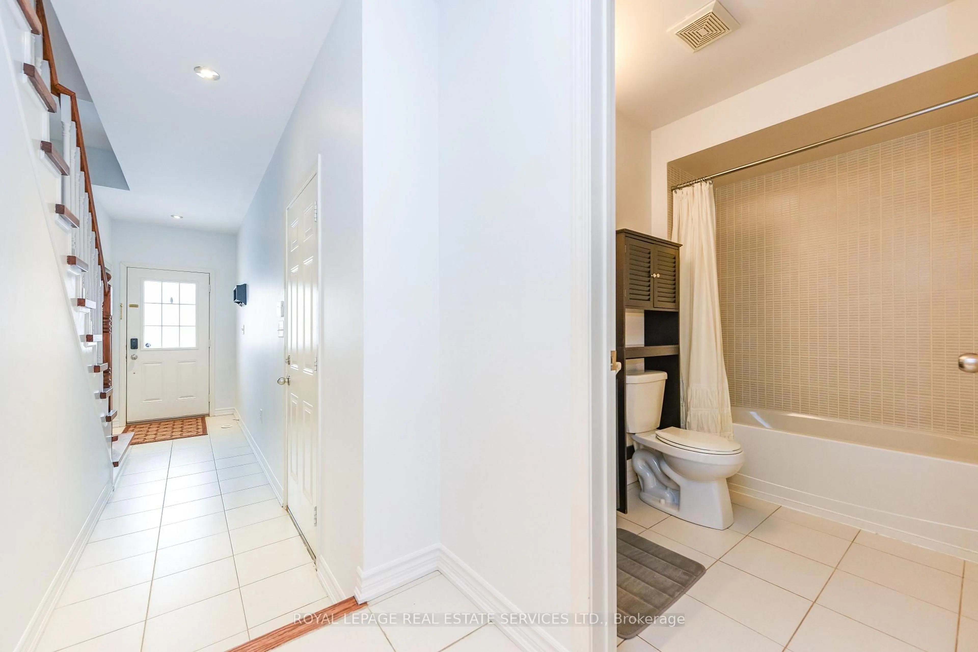Standard bathroom, ceramic/tile floor for 1131 Haig Blvd #4, Mississauga Ontario L5E 2M6