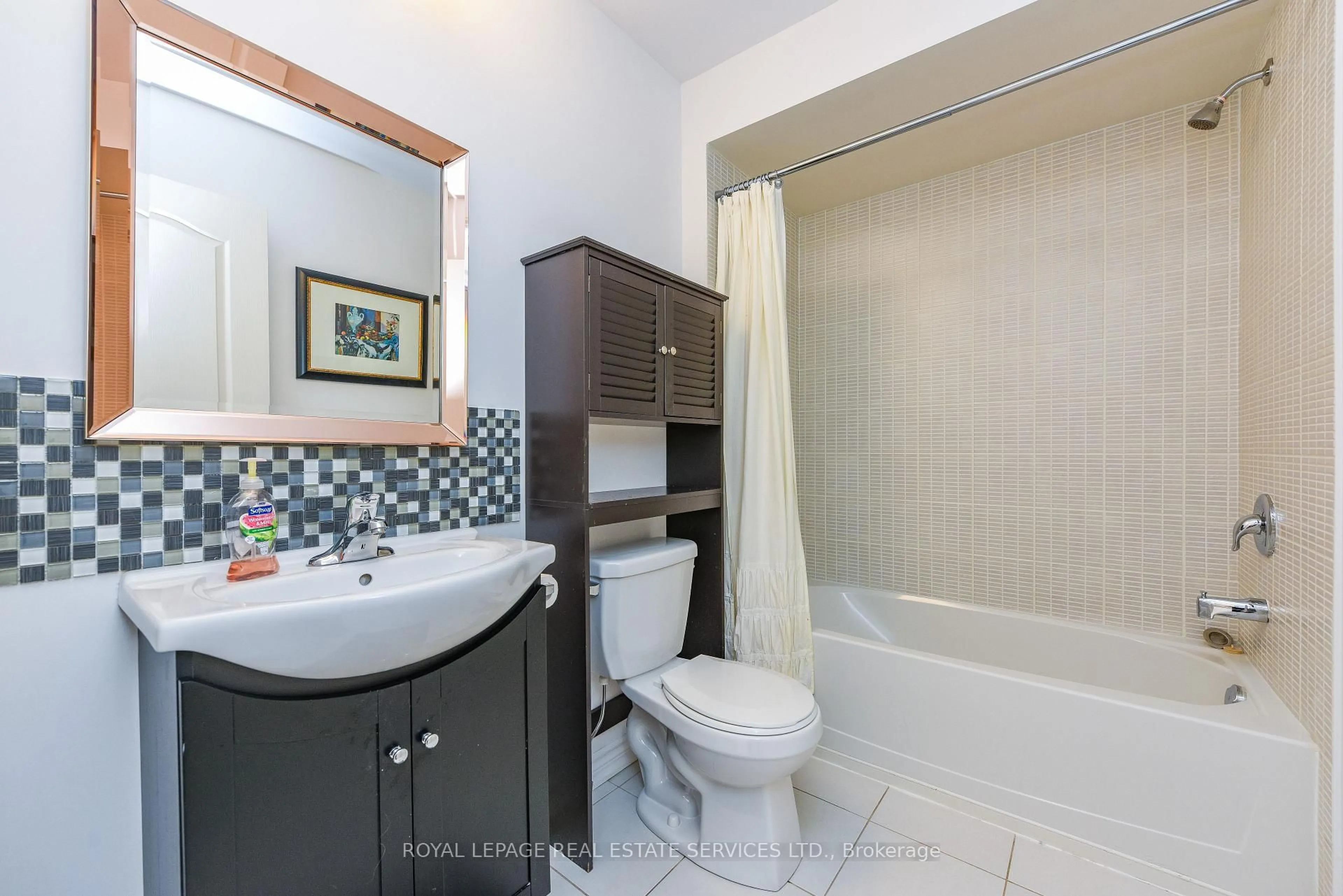 Standard bathroom, ceramic/tile floor for 1131 Haig Blvd #4, Mississauga Ontario L5E 2M6