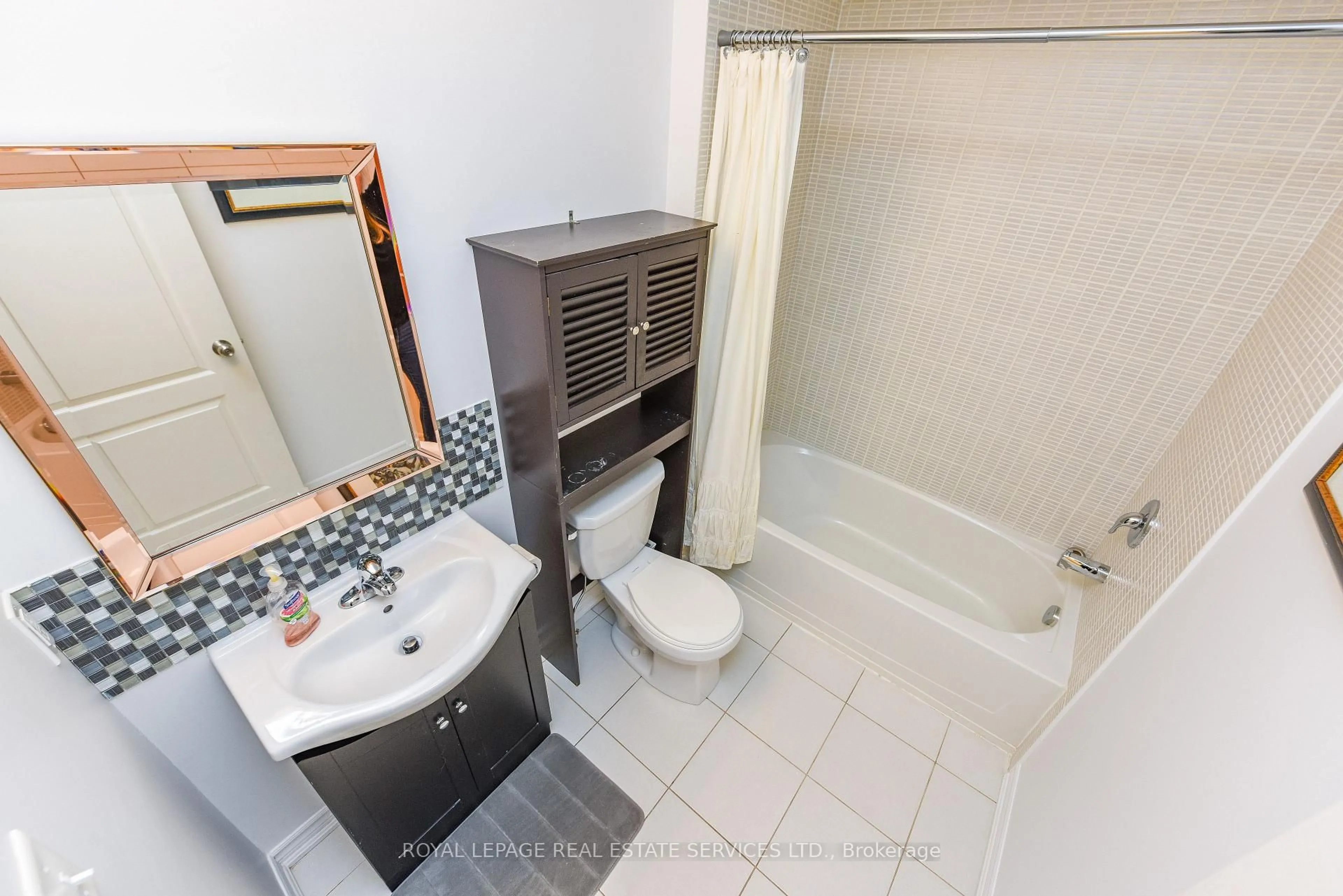 Standard bathroom, ceramic/tile floor for 1131 Haig Blvd #4, Mississauga Ontario L5E 2M6