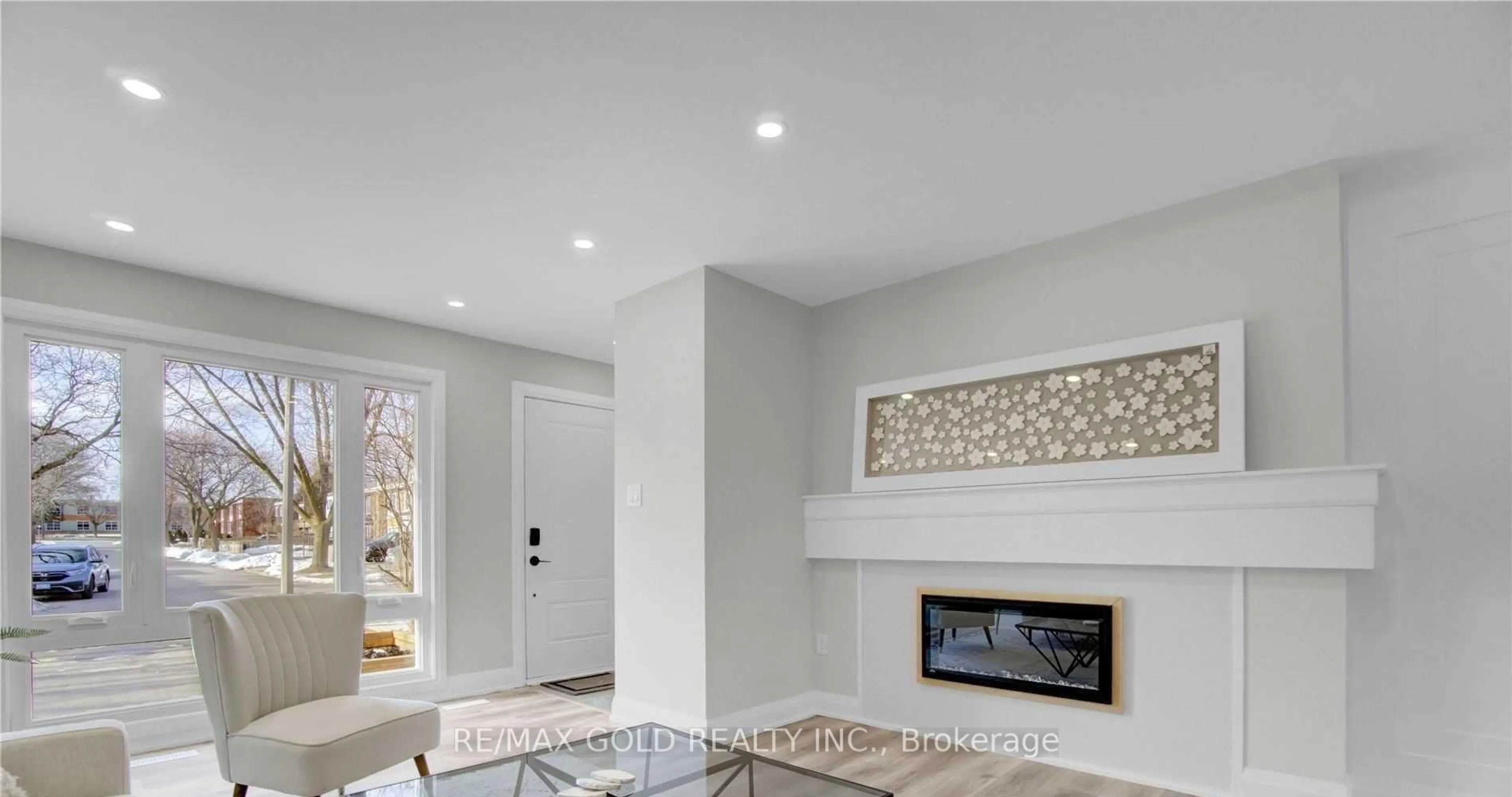 Indoor entryway for 2404 Maryvale Crt, Burlington Ontario L7P 2P2