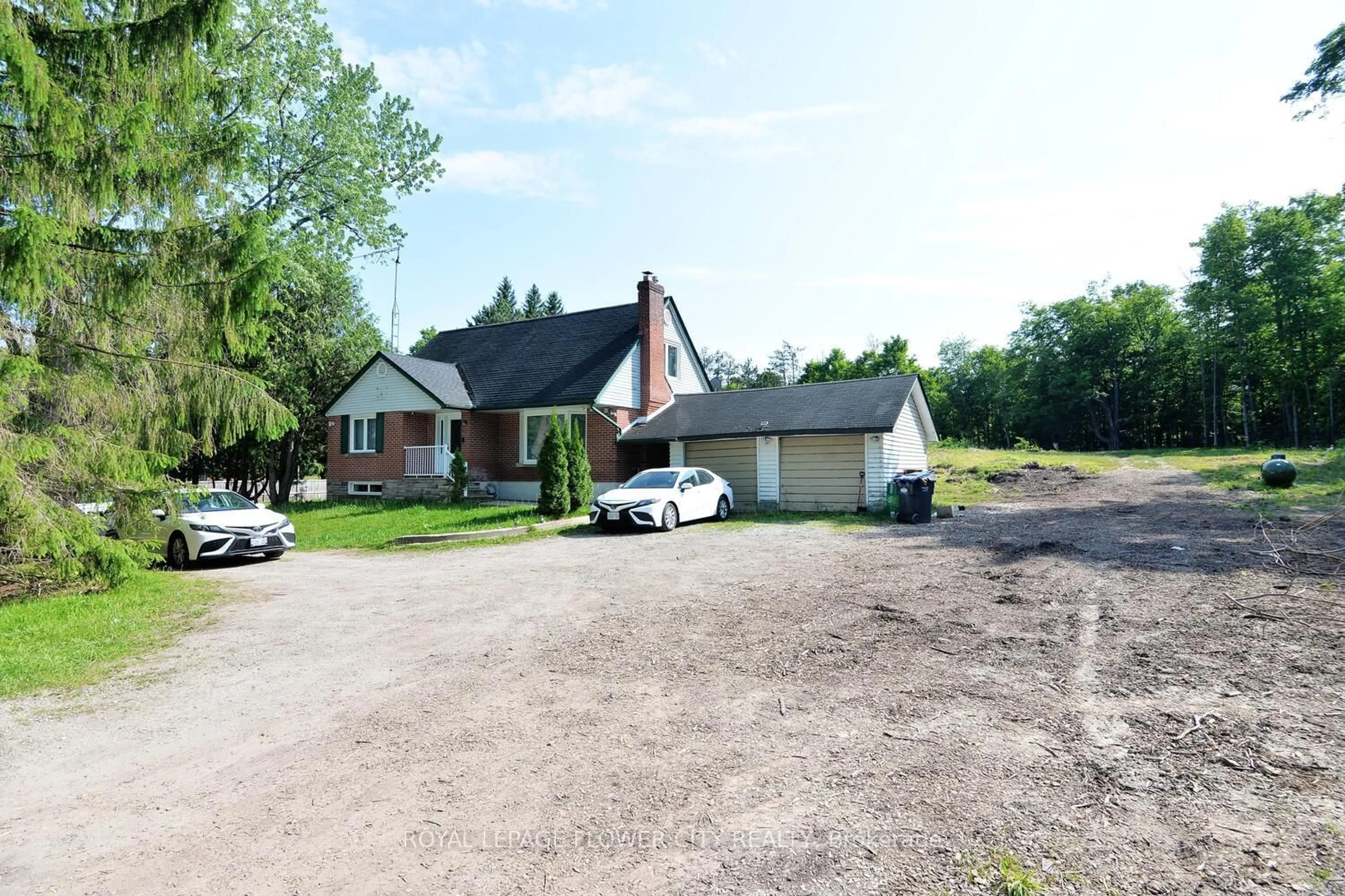 A pic from outside/outdoor area/front of a property/back of a property/a pic from drone, street for 15790 Mississauga Rd, Caledon Ontario L7C 1W8