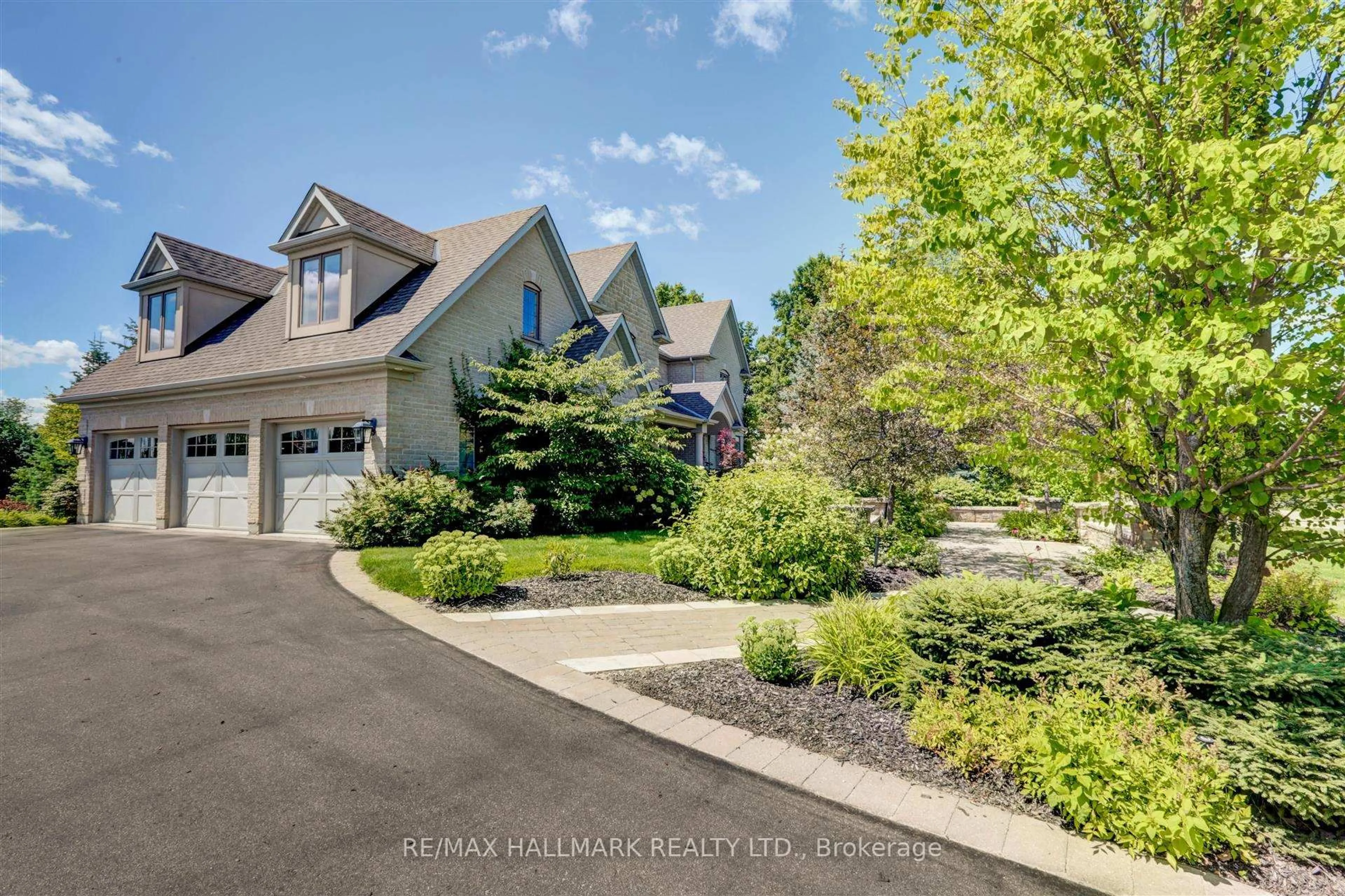 A pic from outside/outdoor area/front of a property/back of a property/a pic from drone, street for 11360 Taylor Crt, Milton Ontario L0P 1B0