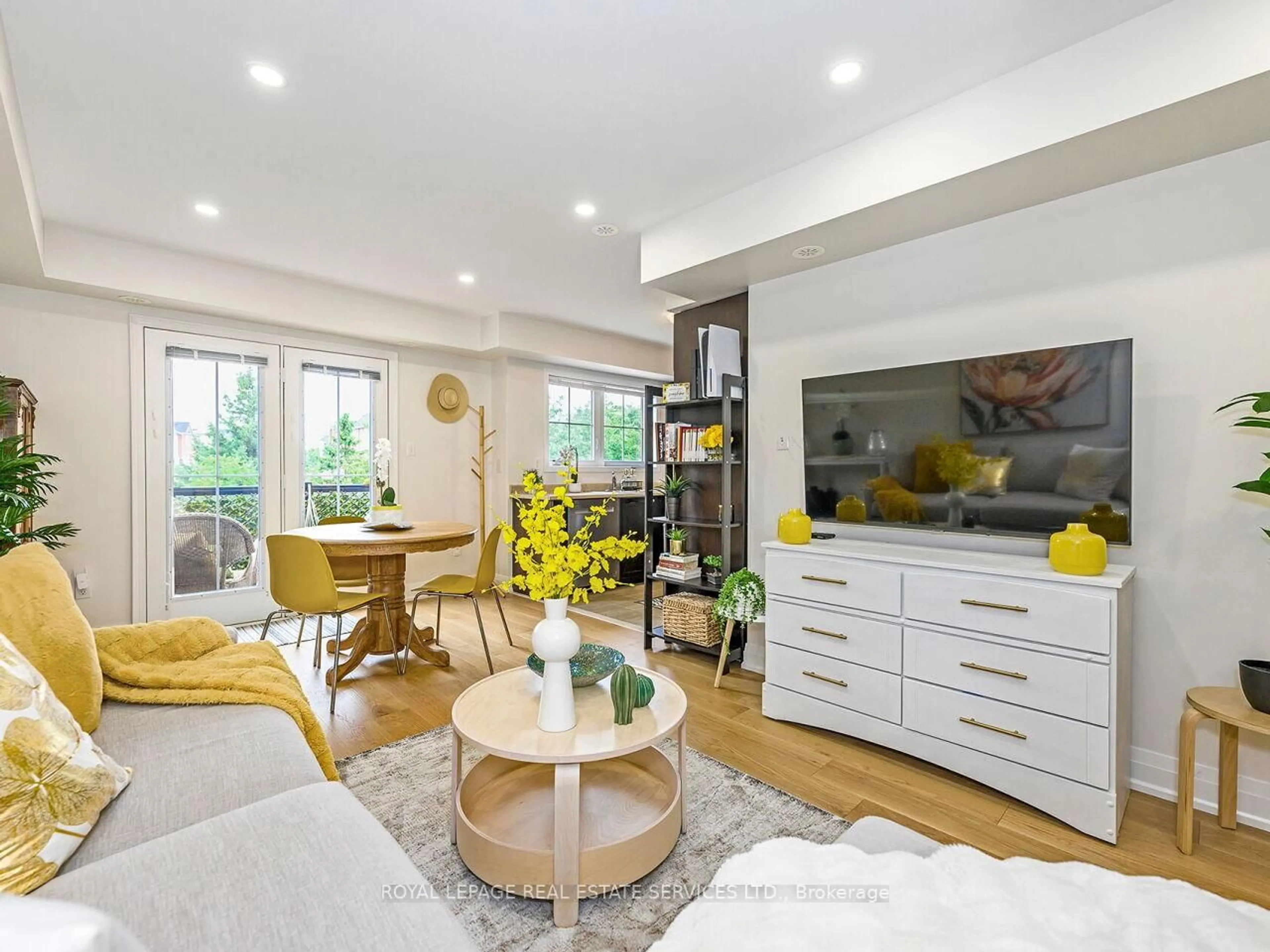 Living room with furniture, unknown for 19 Hays Blvd #Unit 12, Oakville Ontario L6H 0H8