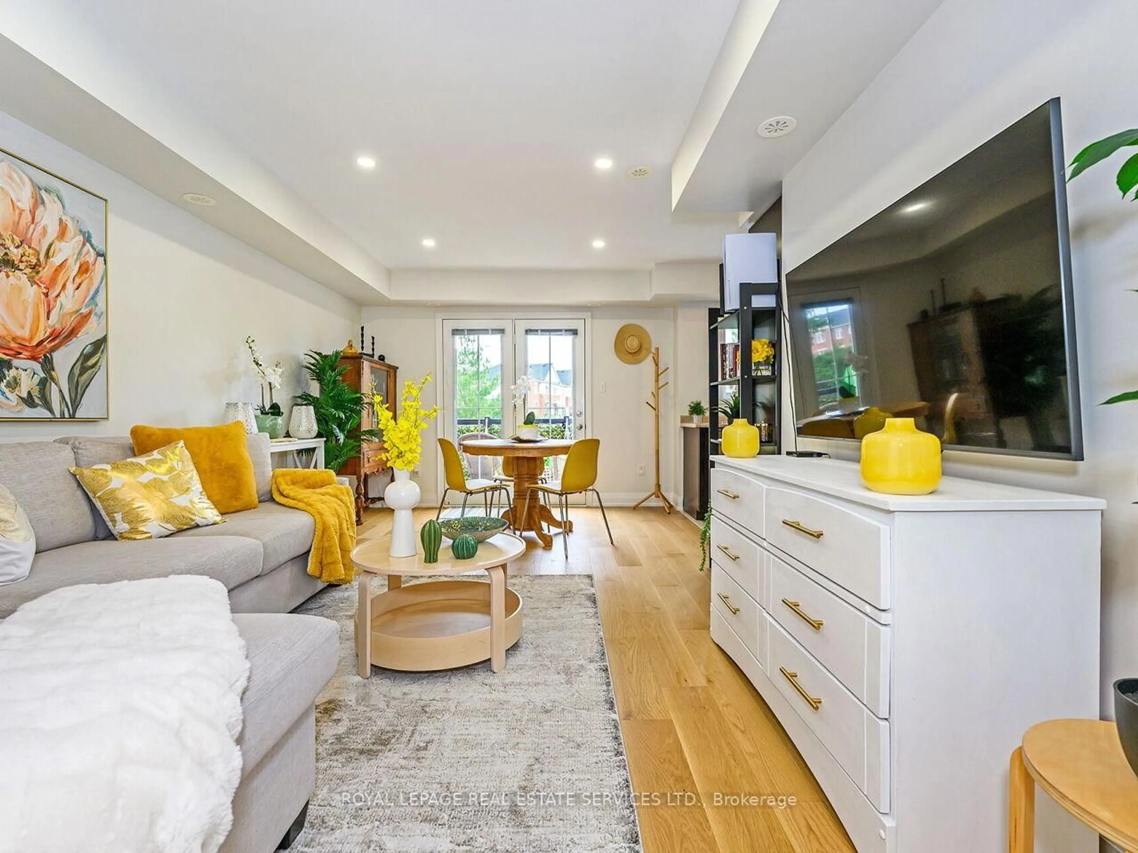 Living room with furniture, wood/laminate floor for 19 Hays Blvd #Unit 12, Oakville Ontario L6H 0H8