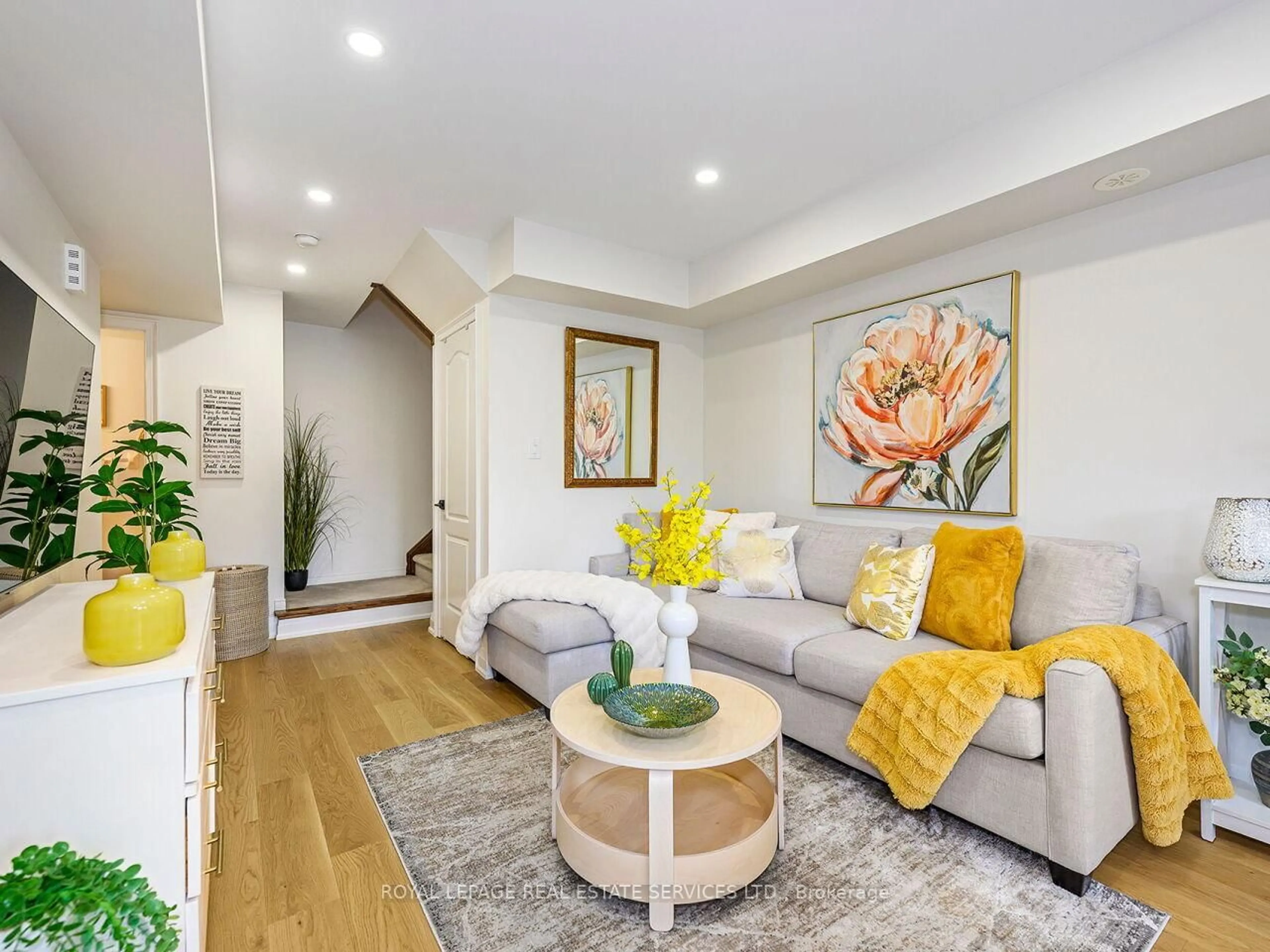 Living room with furniture, unknown for 19 Hays Blvd #Unit 12, Oakville Ontario L6H 0H8