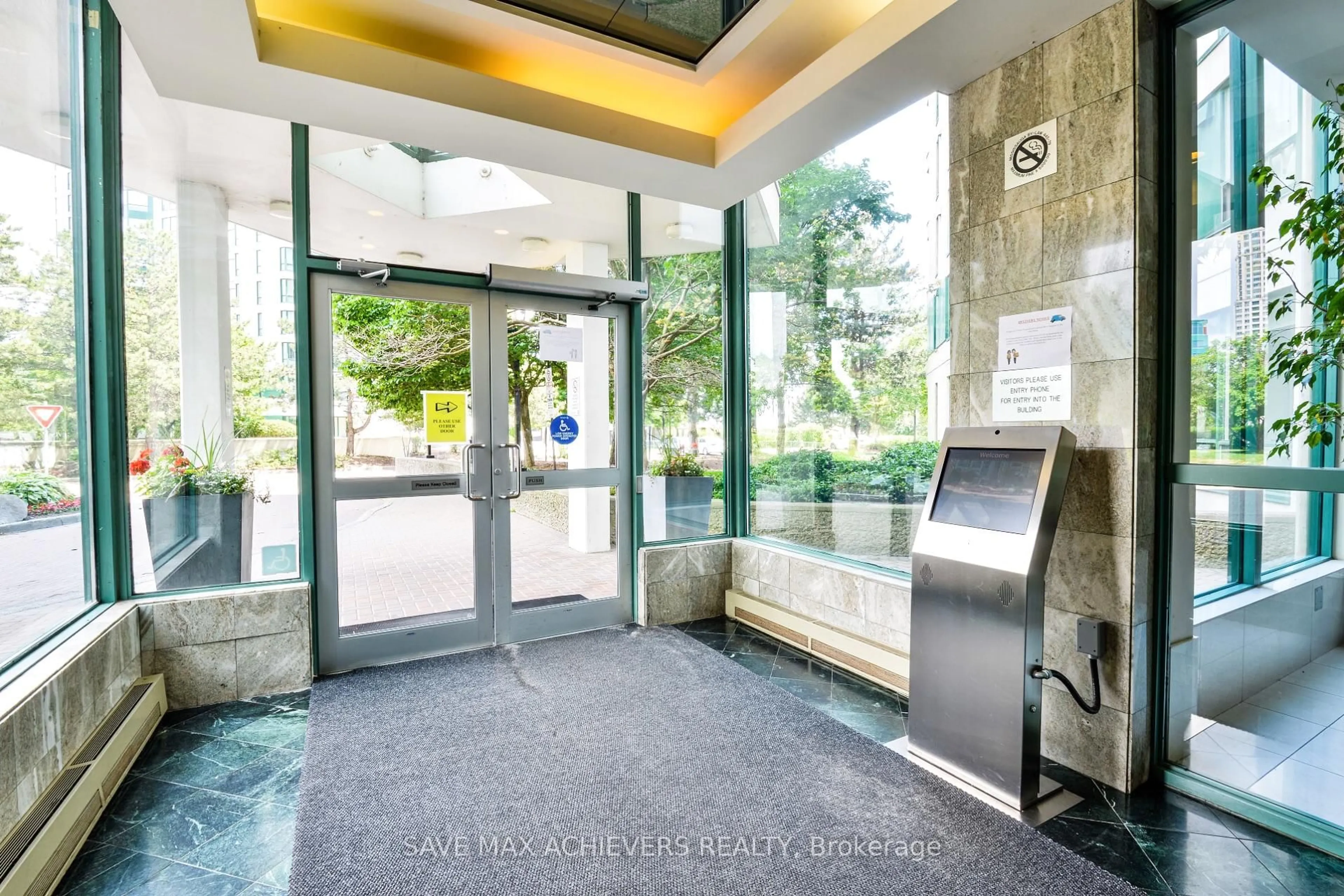 Indoor foyer for 4460 TUCANA Crt #1207, Mississauga Ontario L5R 3K9