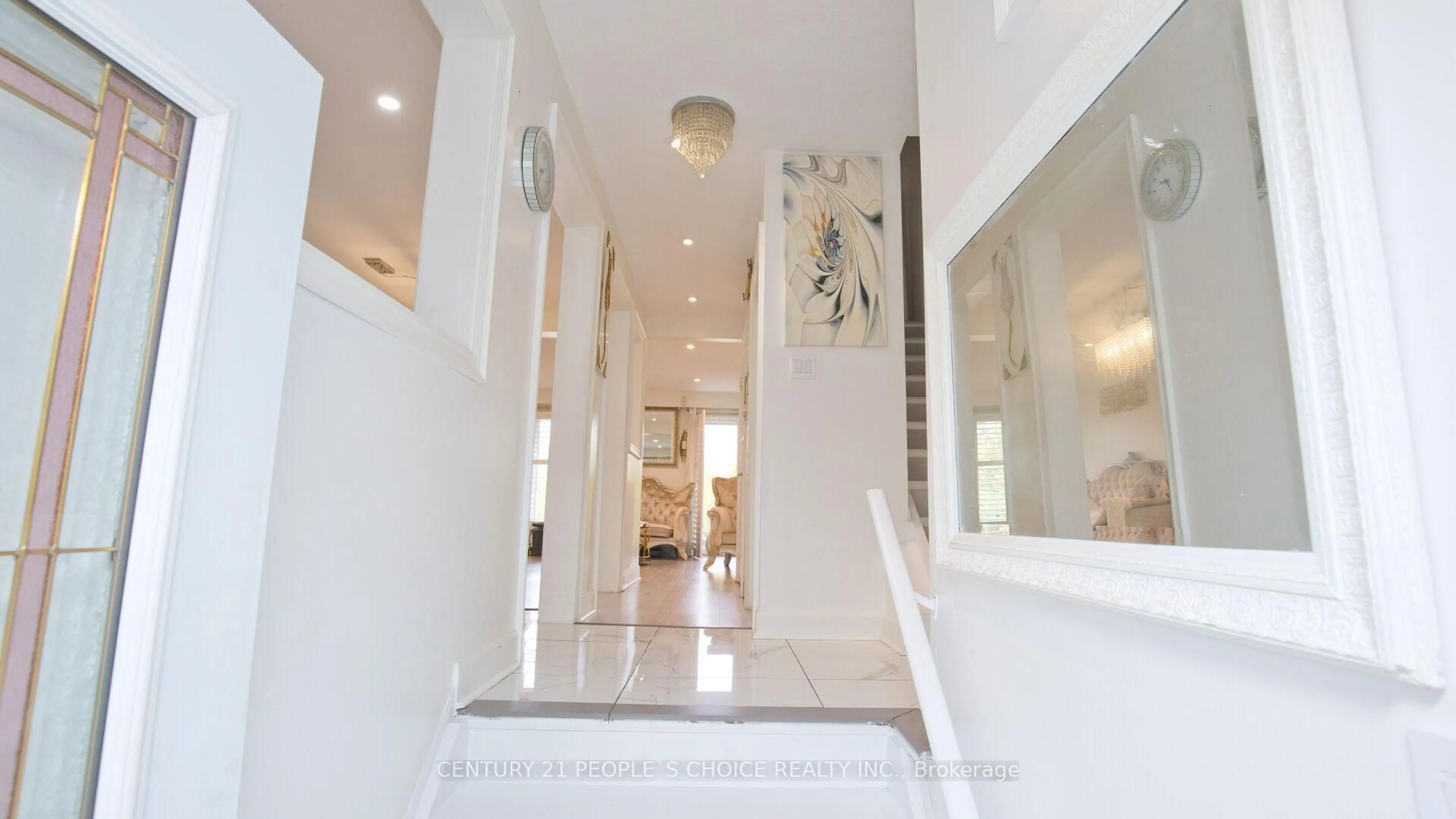 Indoor foyer for 3525 Brandon Gate #54, Mississauga Ontario L4T 3M3