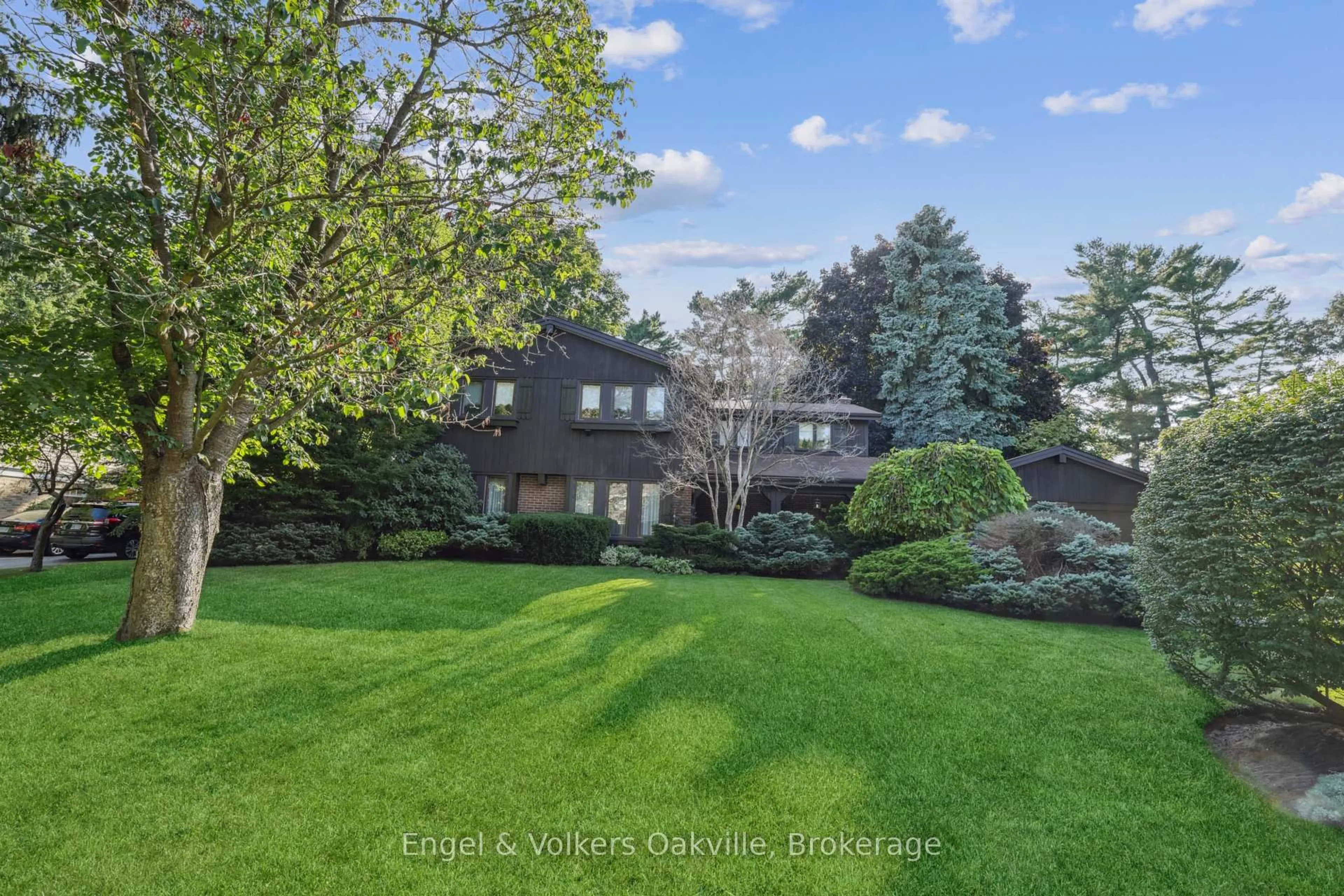 A pic from outside/outdoor area/front of a property/back of a property/a pic from drone, unknown for 250 Gatestone Ave, Oakville Ontario L6J 5R9