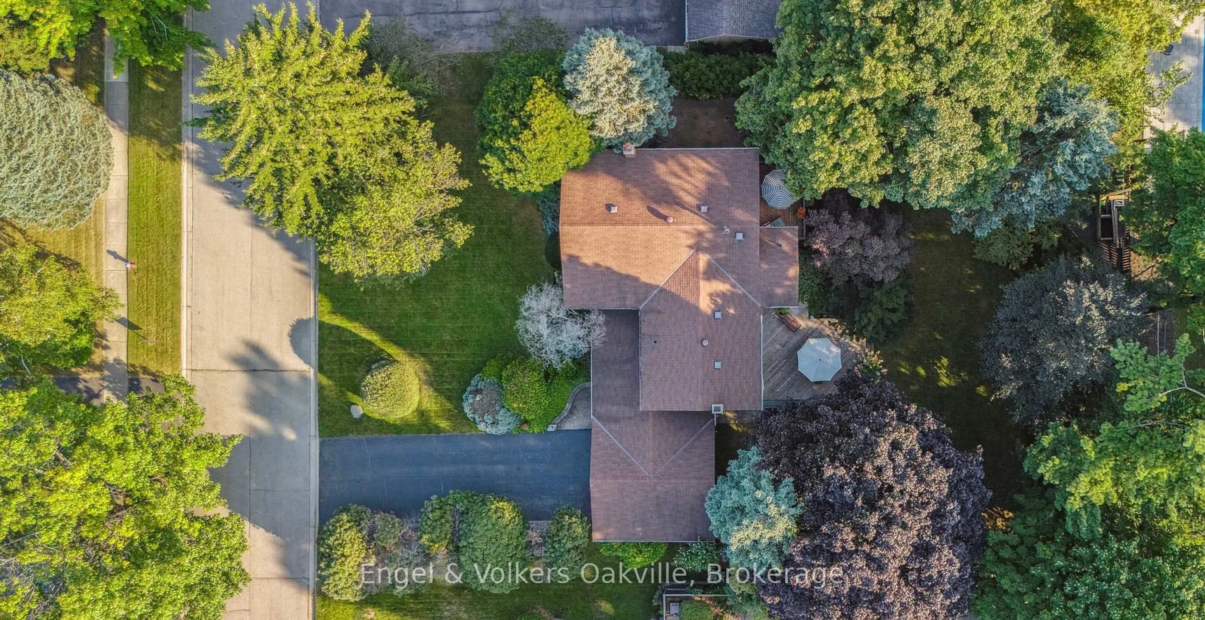 A pic from outside/outdoor area/front of a property/back of a property/a pic from drone, street for 250 Gatestone Ave, Oakville Ontario L6J 5R9