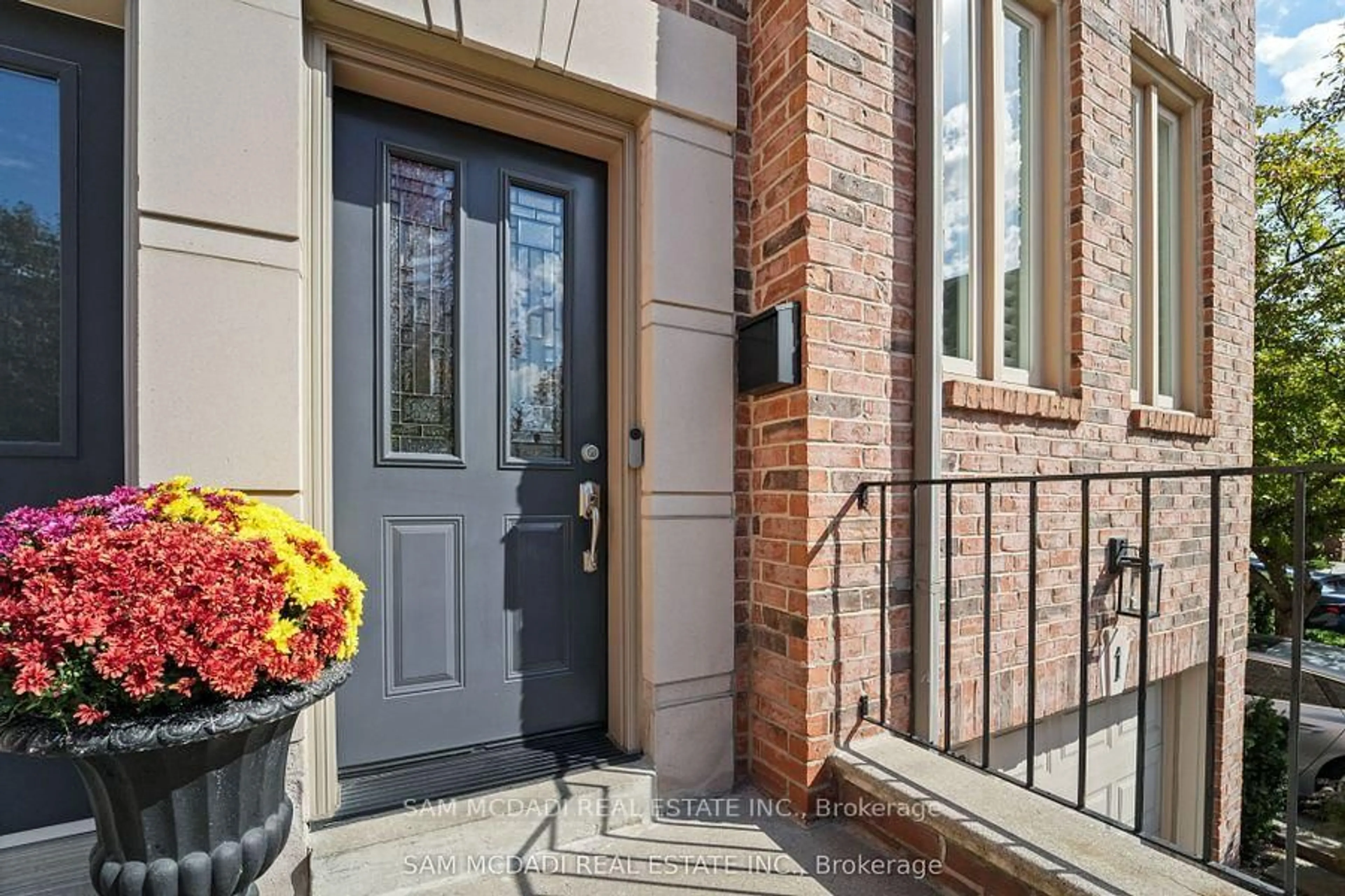 Indoor entryway for 195 Grand Ave #1, Toronto Ontario M8Y 3Y3