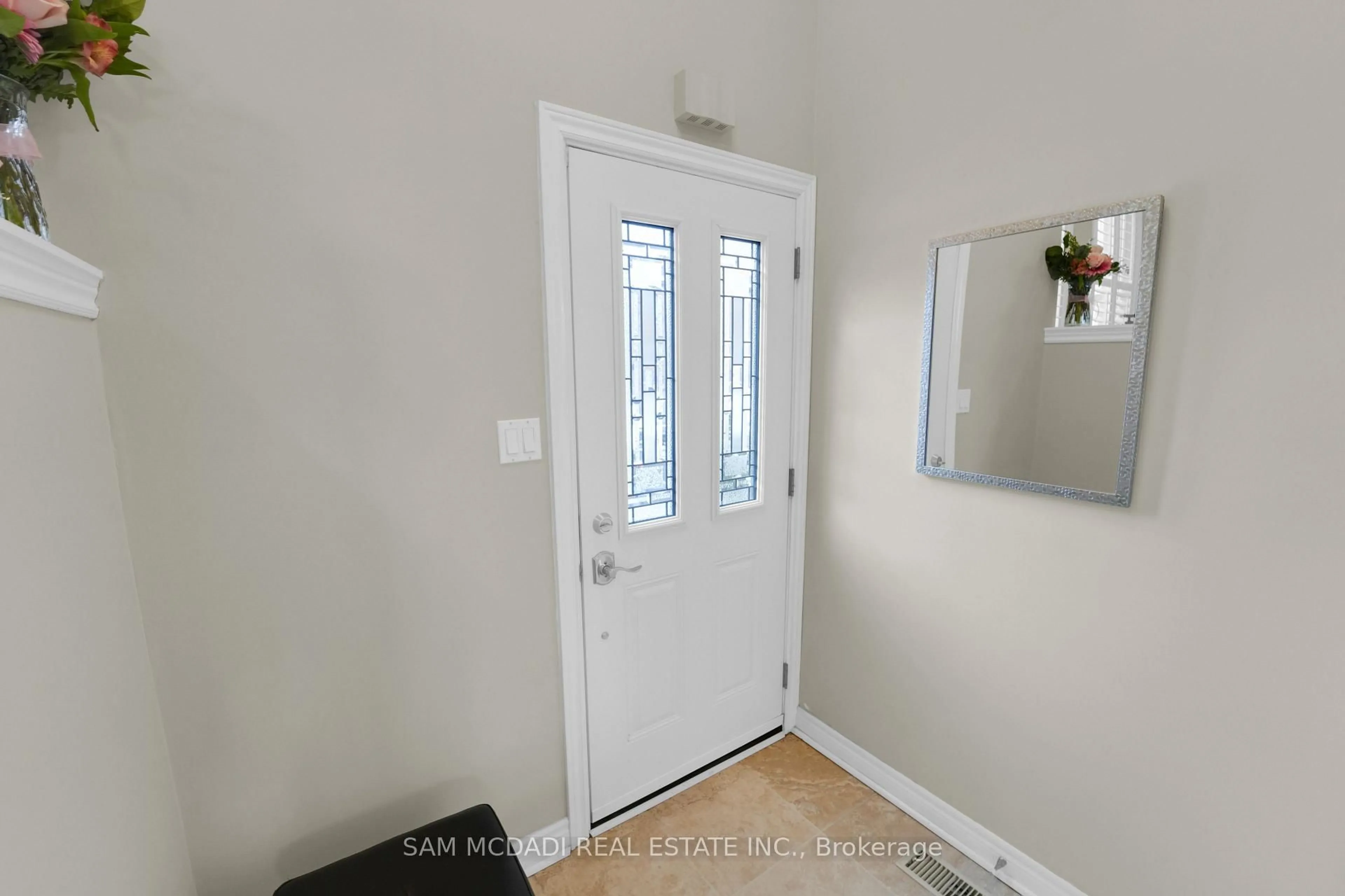 Indoor entryway for 195 Grand Ave #1, Toronto Ontario M8Y 3Y3