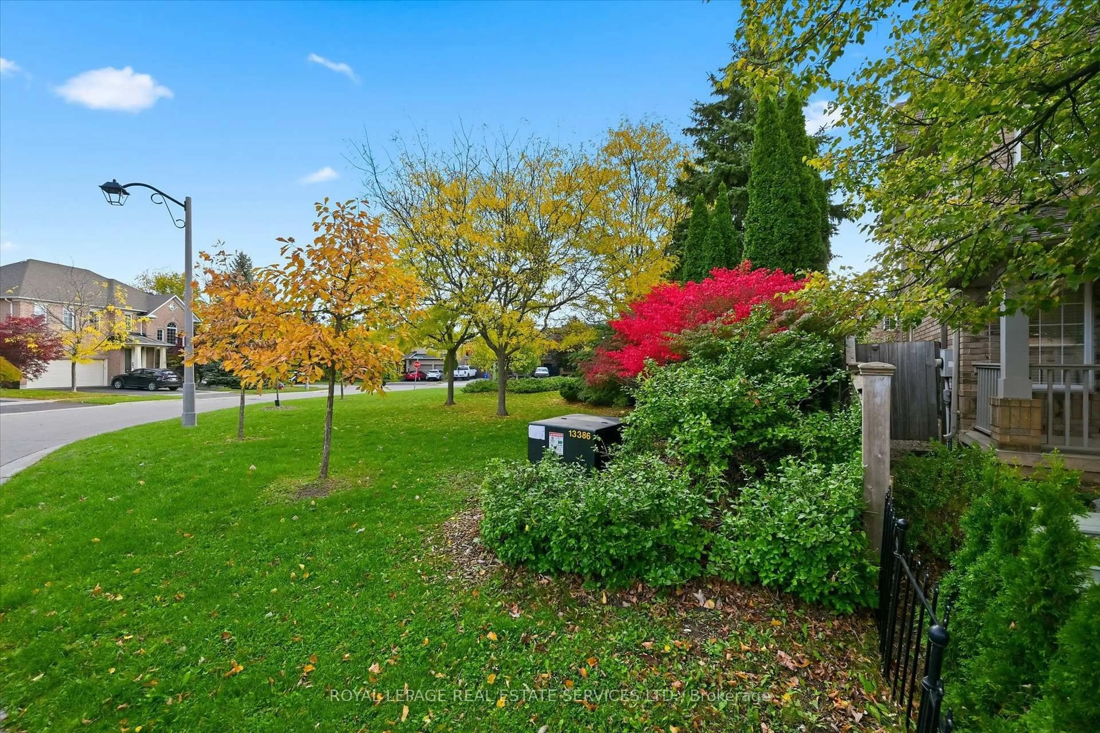 A pic from outside/outdoor area/front of a property/back of a property/a pic from drone, street for 1324 Ashwood Terr, Oakville Ontario L6M 4A7