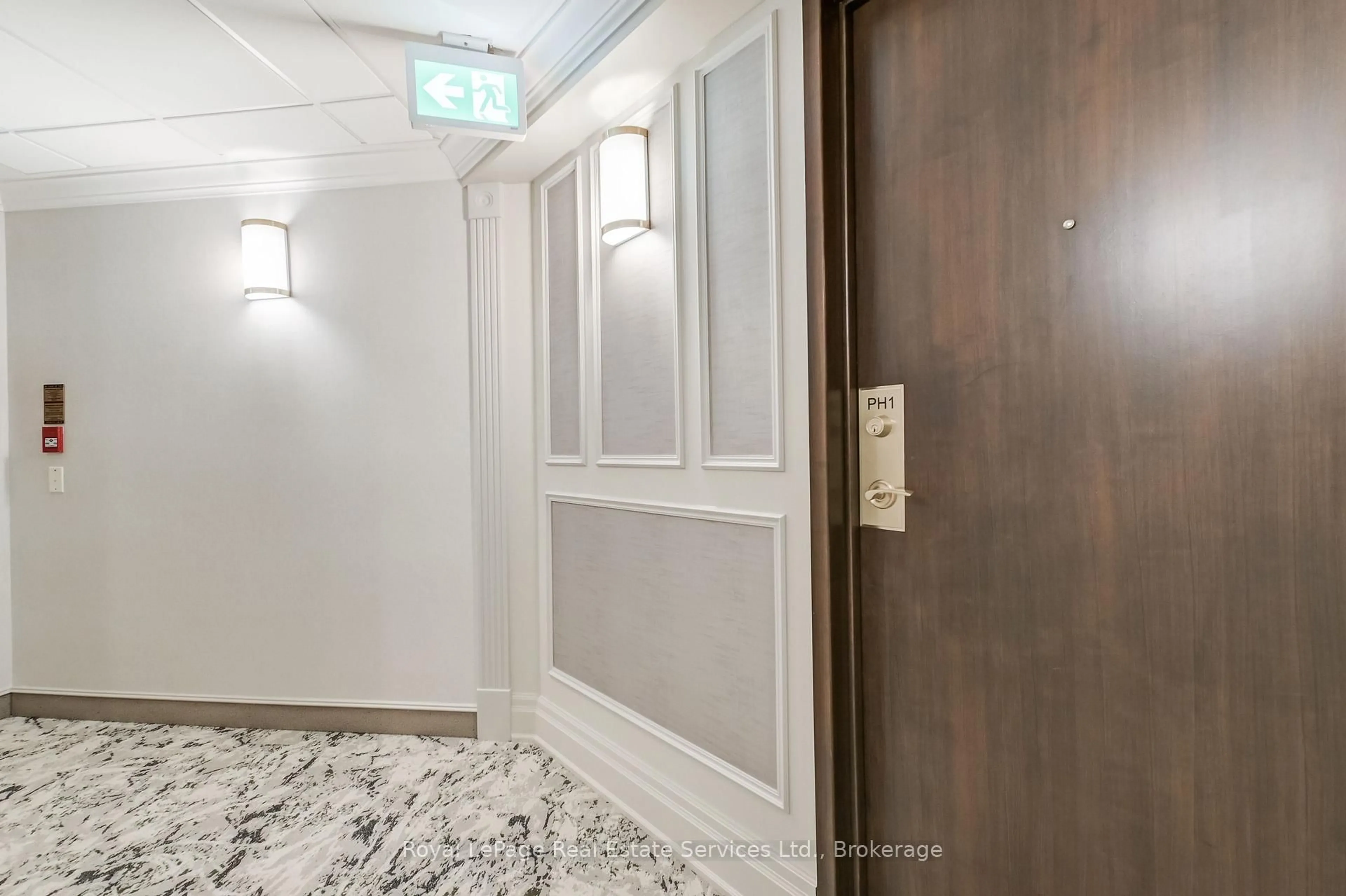 Indoor foyer for 60 Old Mill Rd #PH1, Oakville Ontario L6J 7V9