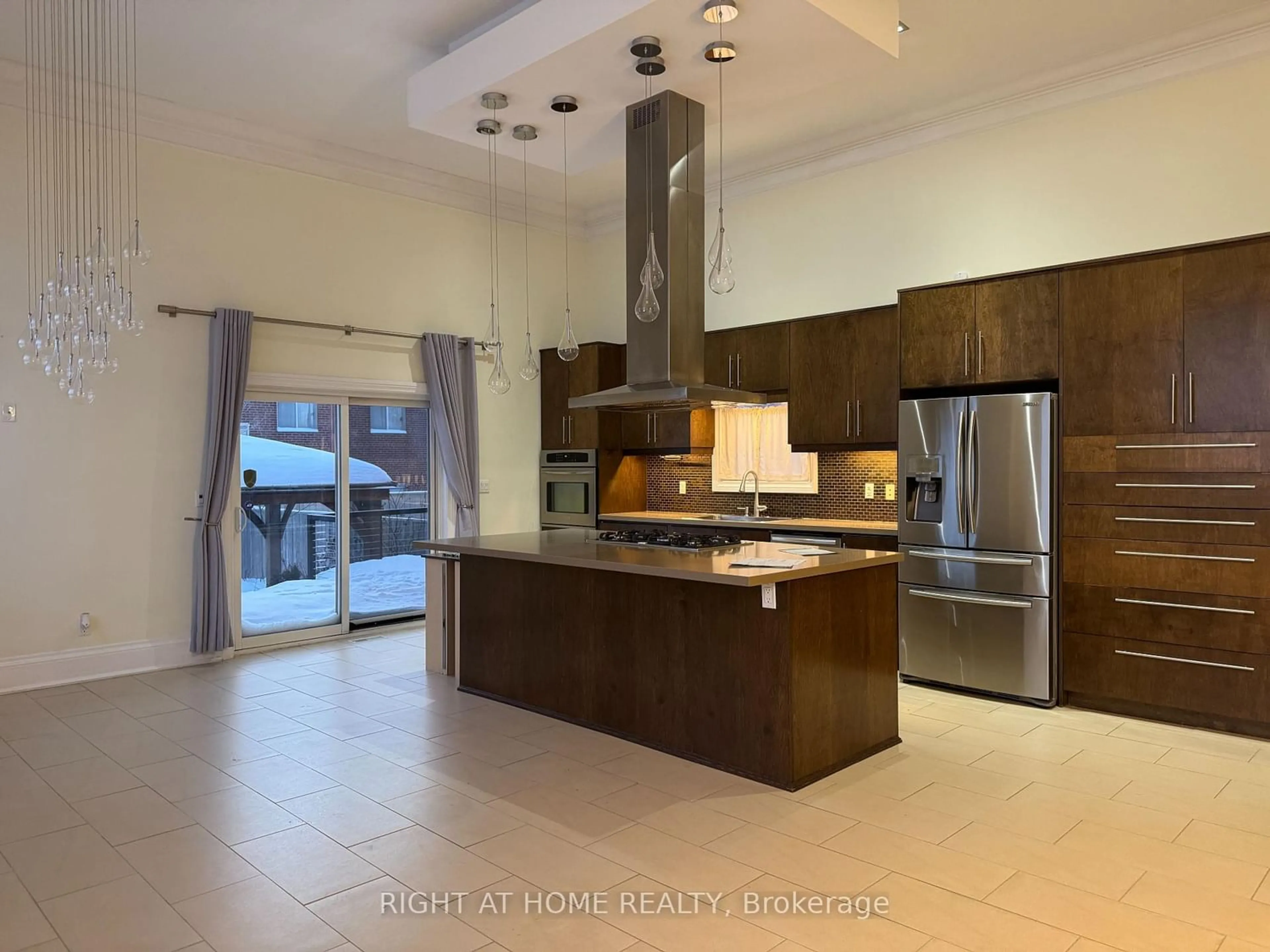 Open concept kitchen, ceramic/tile floor for 1090 Westmount Ave, Mississauga Ontario L5E 1X7