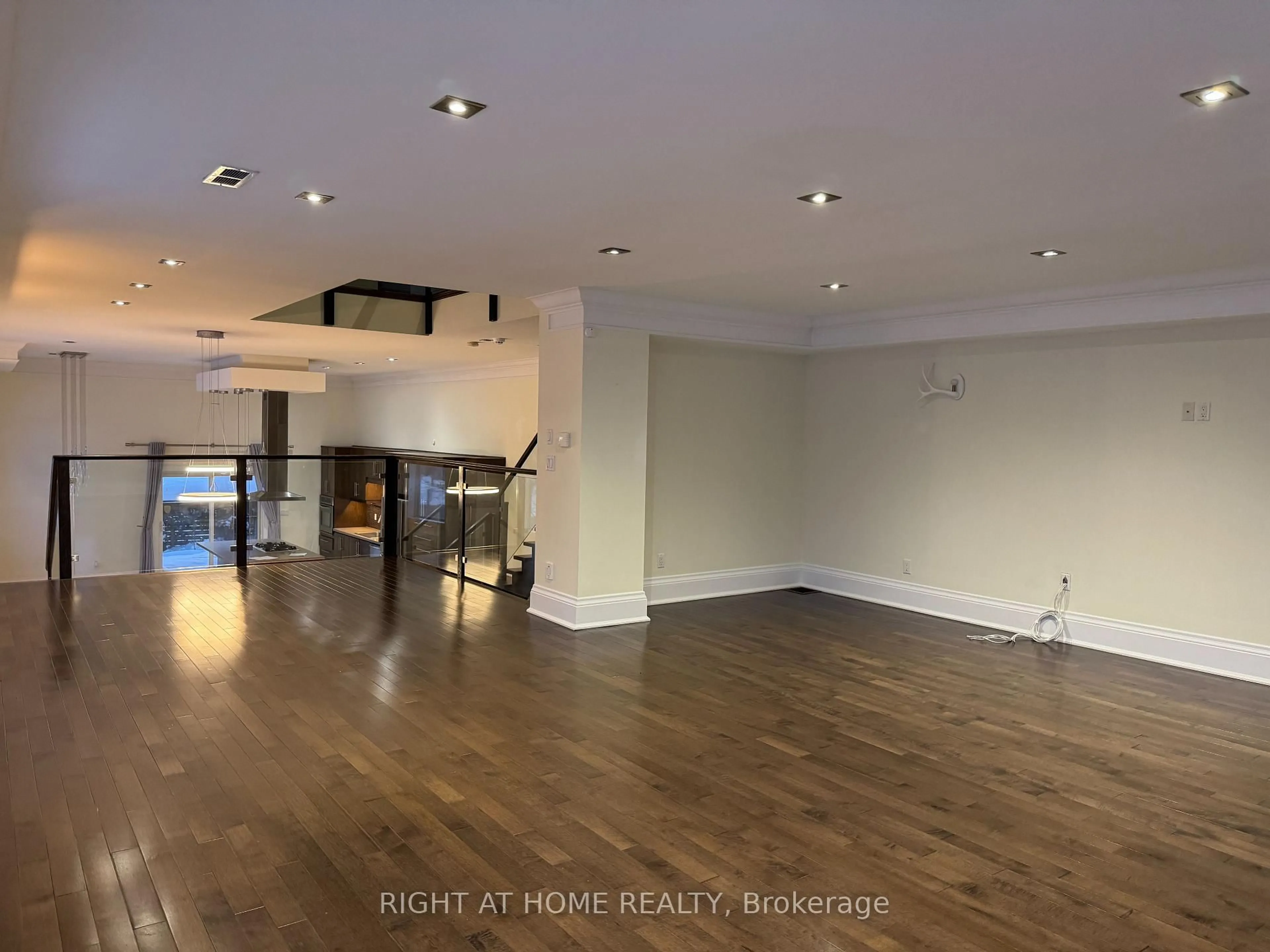 Unknown for 1090 Westmount Ave, Mississauga Ontario L5E 1X7