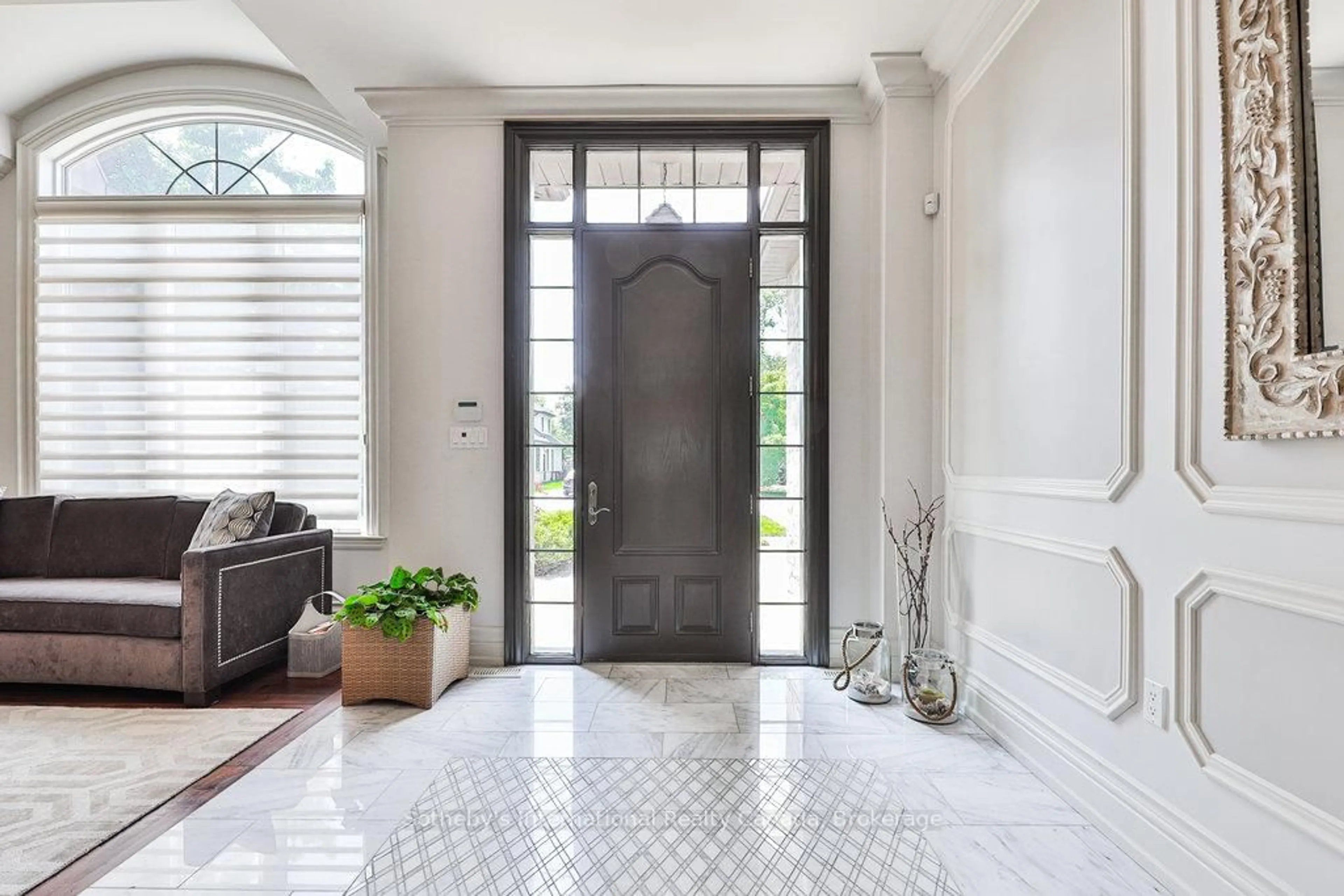 Indoor entryway for 1035 Truman Ave, Oakville Ontario L6H 1Y7