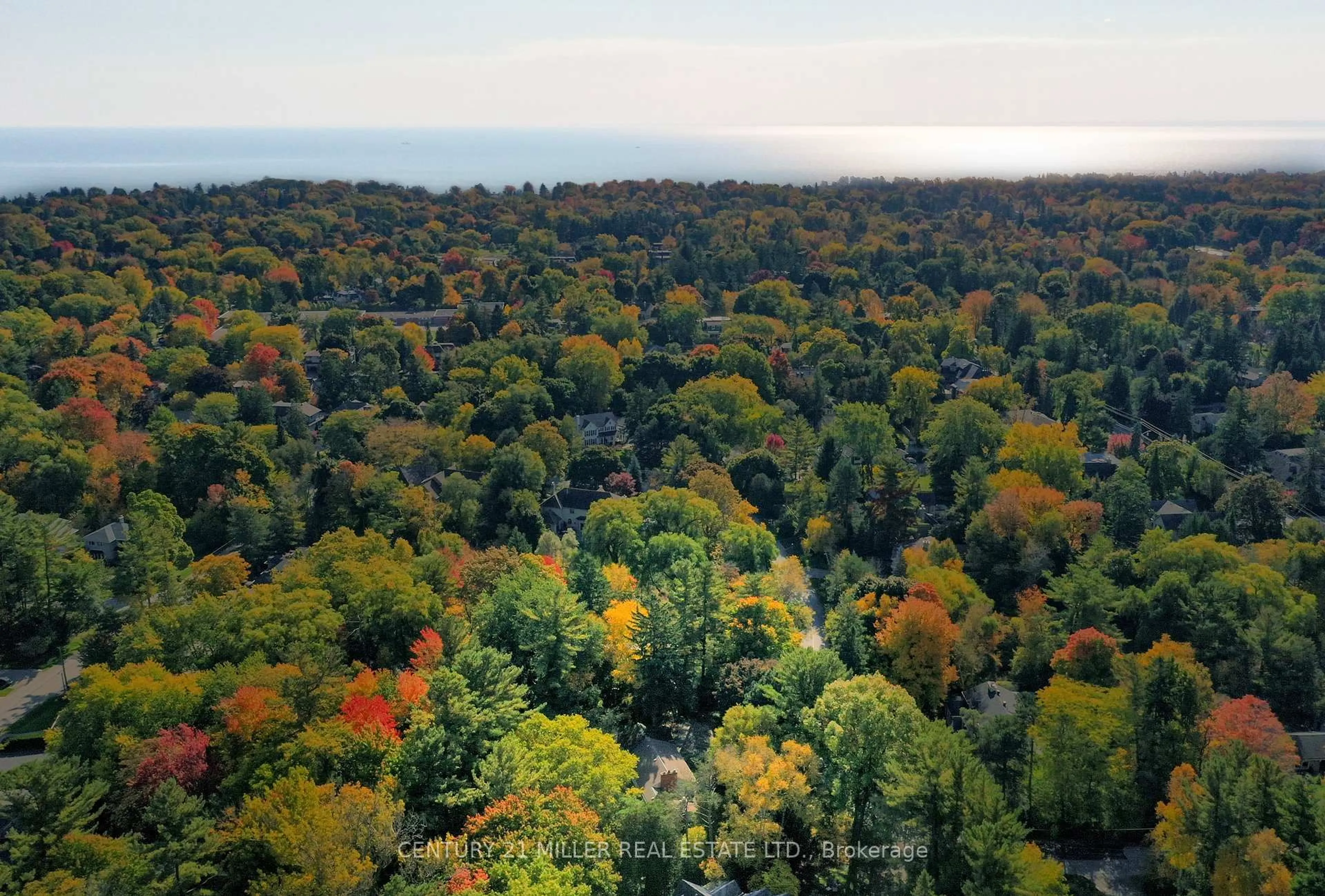 A pic from outside/outdoor area/front of a property/back of a property/a pic from drone, forest/trees view for 1296 Cumnock Cres, Oakville Ontario L6J 2N7