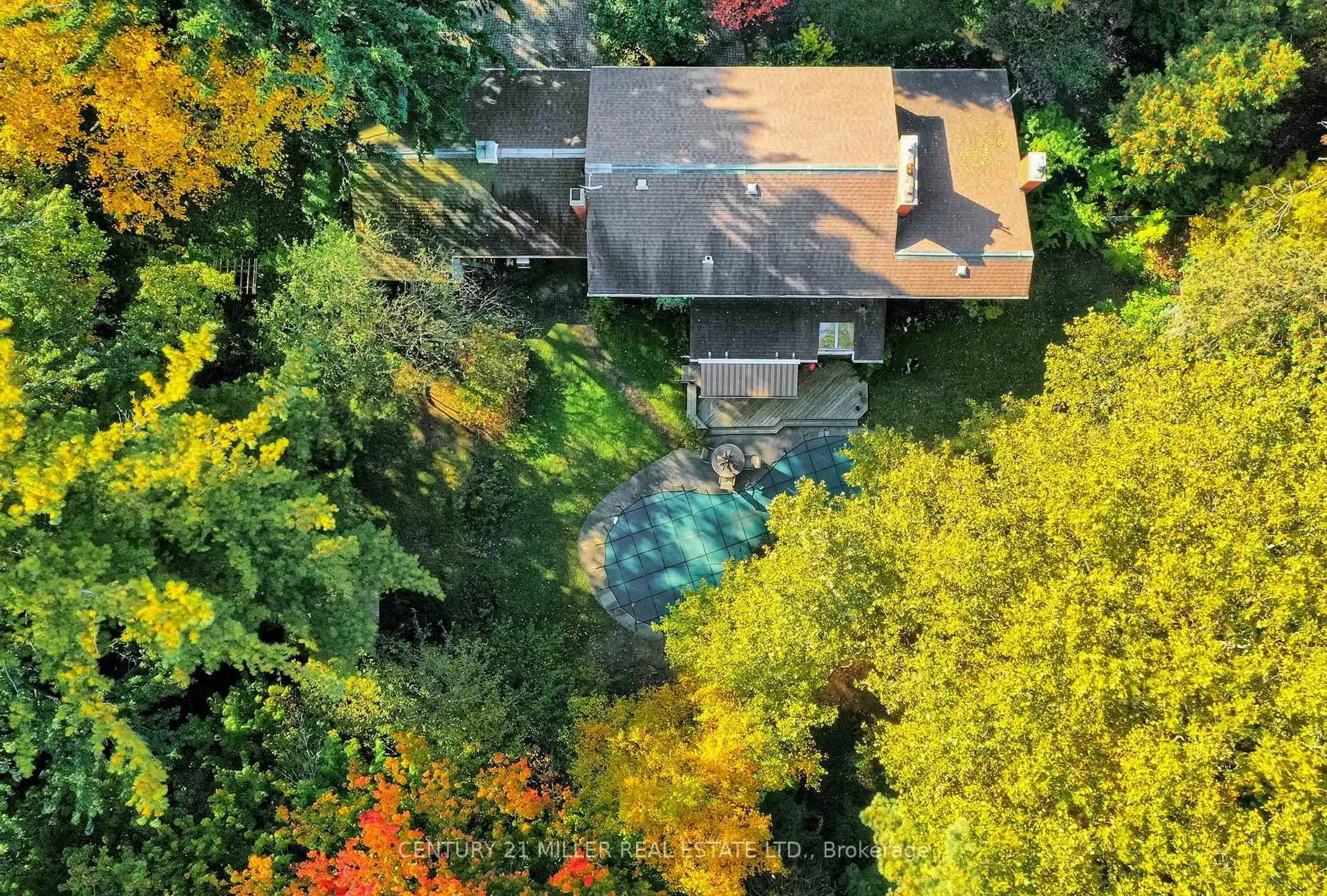 A pic from outside/outdoor area/front of a property/back of a property/a pic from drone, forest/trees view for 1296 Cumnock Cres, Oakville Ontario L6J 2N7