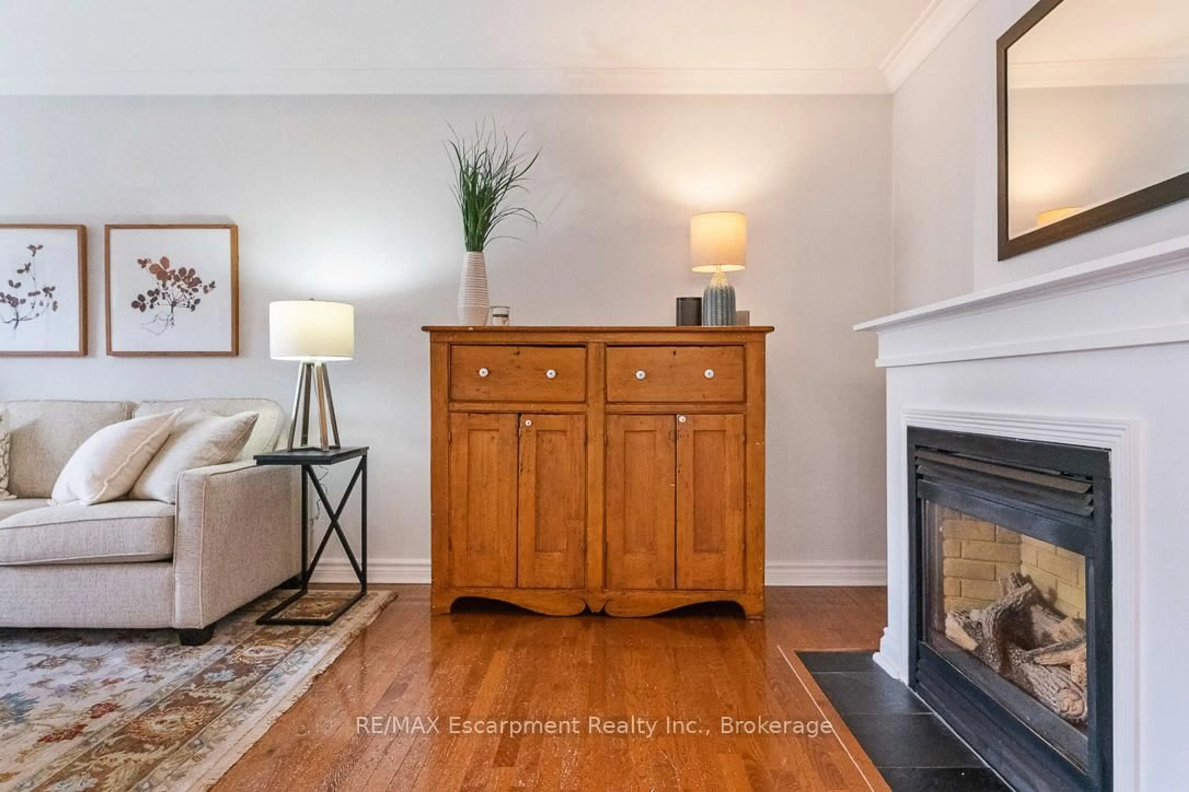 Living room with furniture, wood/laminate floor for 68 Glenmanor Dr, Oakville Ontario L6K 2B4