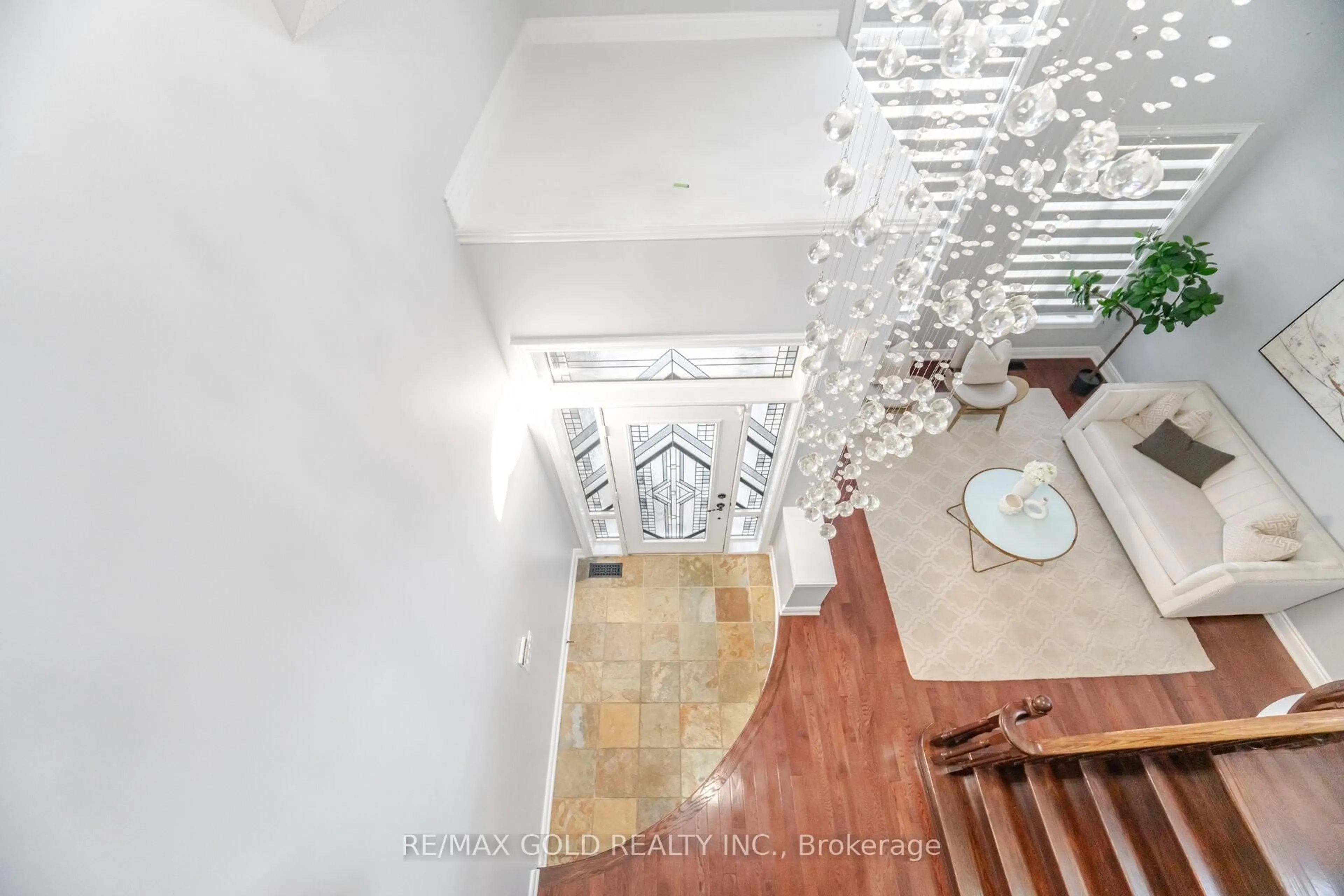 Indoor foyer for 32 Eaglesprings Cres, Brampton Ontario L6P 2V9