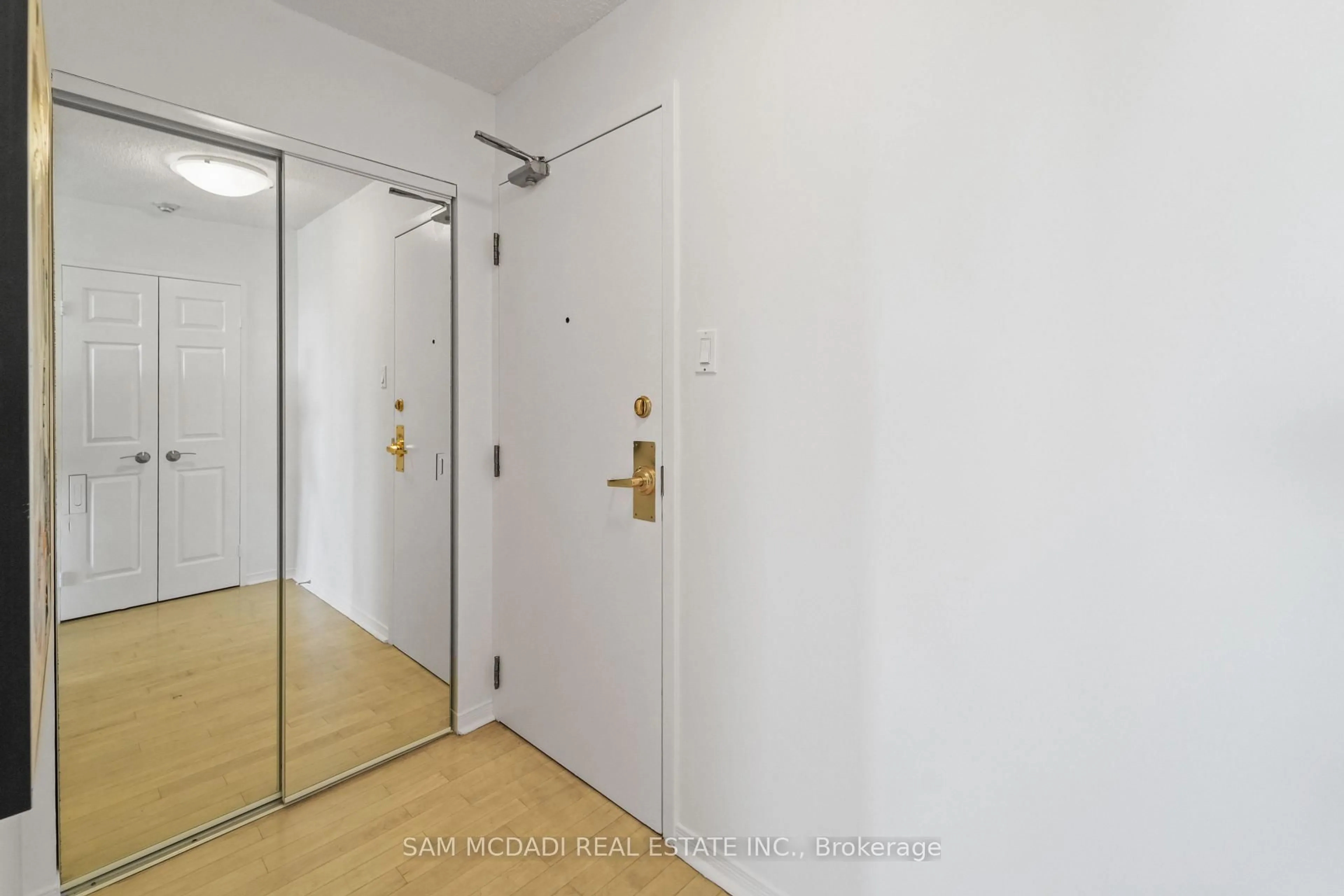 Indoor foyer for 2177 Burnhamthorpe Rd #1807, Mississauga Ontario L5L 5P9