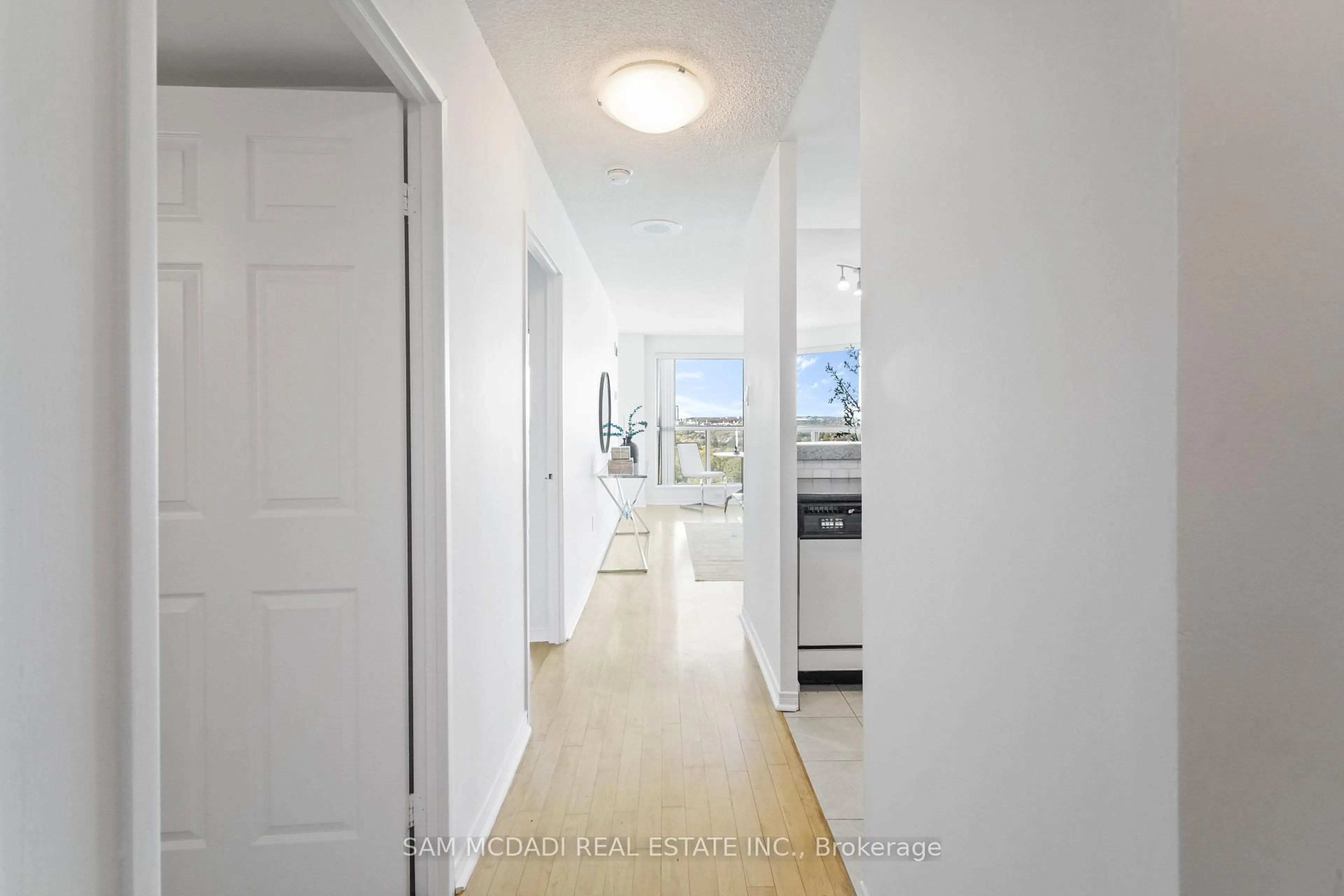 Indoor entryway for 2177 Burnhamthorpe Rd #1807, Mississauga Ontario L5L 5P9