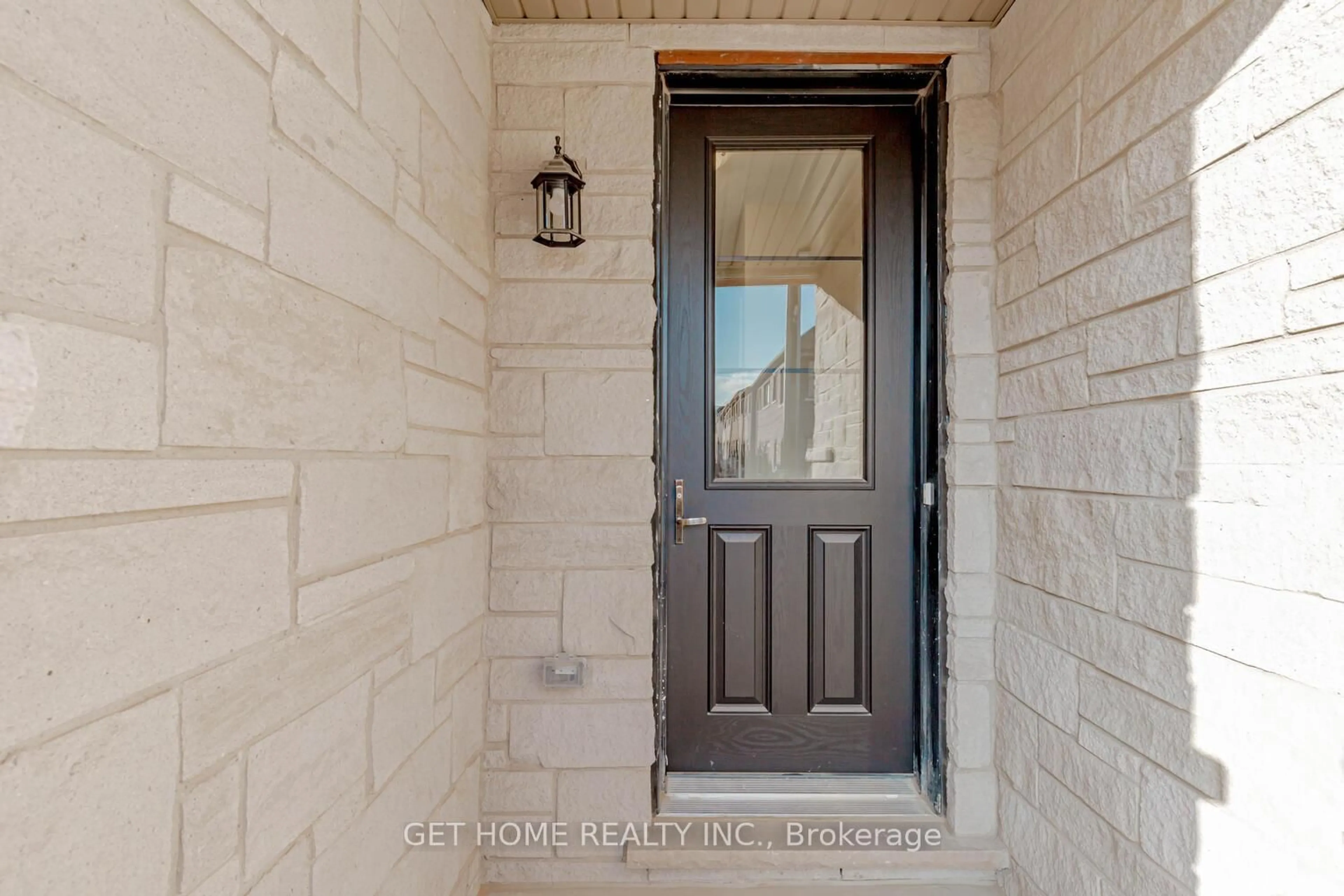 Indoor entryway for 1453 National Common, Burlington Ontario L7P 0V7