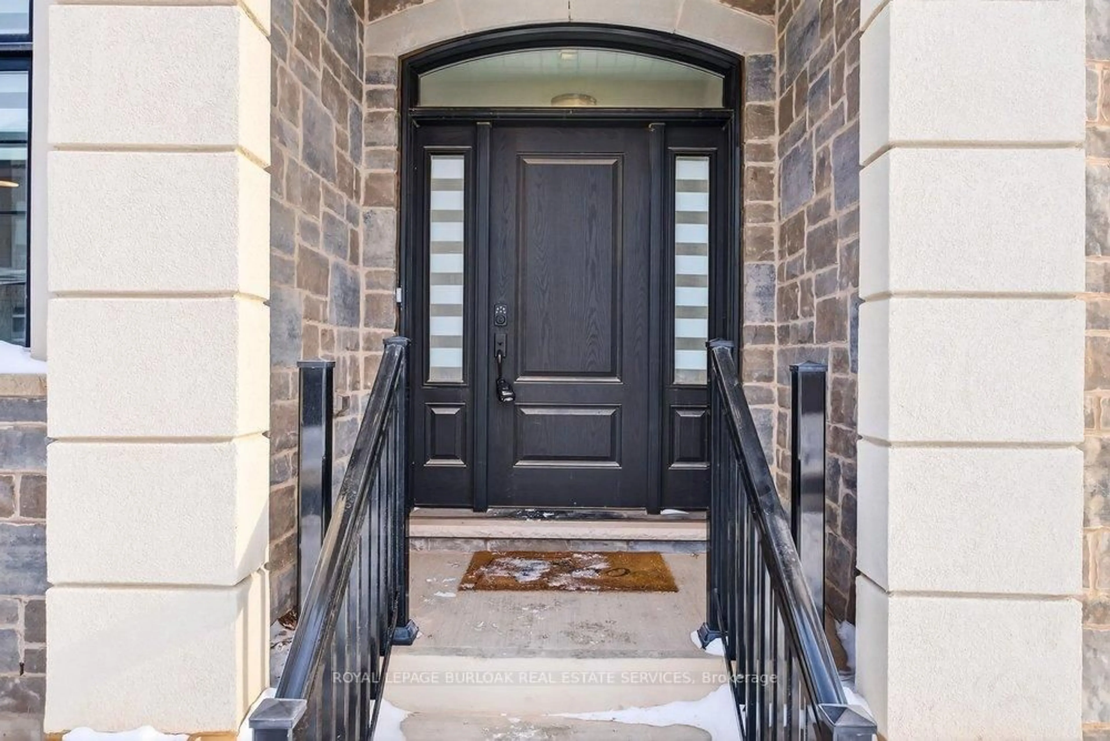 Indoor entryway for 1404 Lynx Gdns, Oakville Ontario L6H 3W8