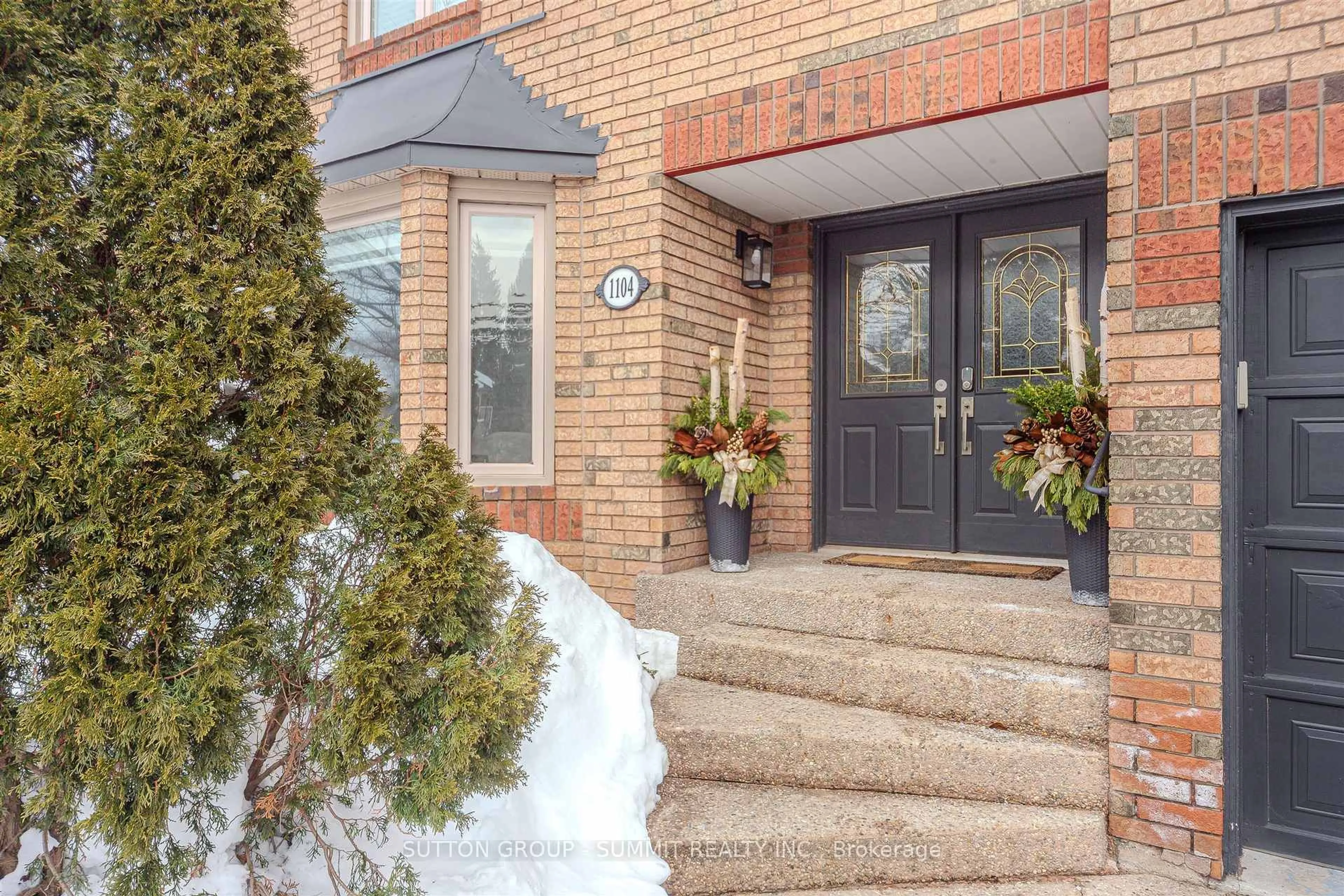Indoor entryway for 1104 Ambercroft Lane, Oakville Ontario L6M 1Z2