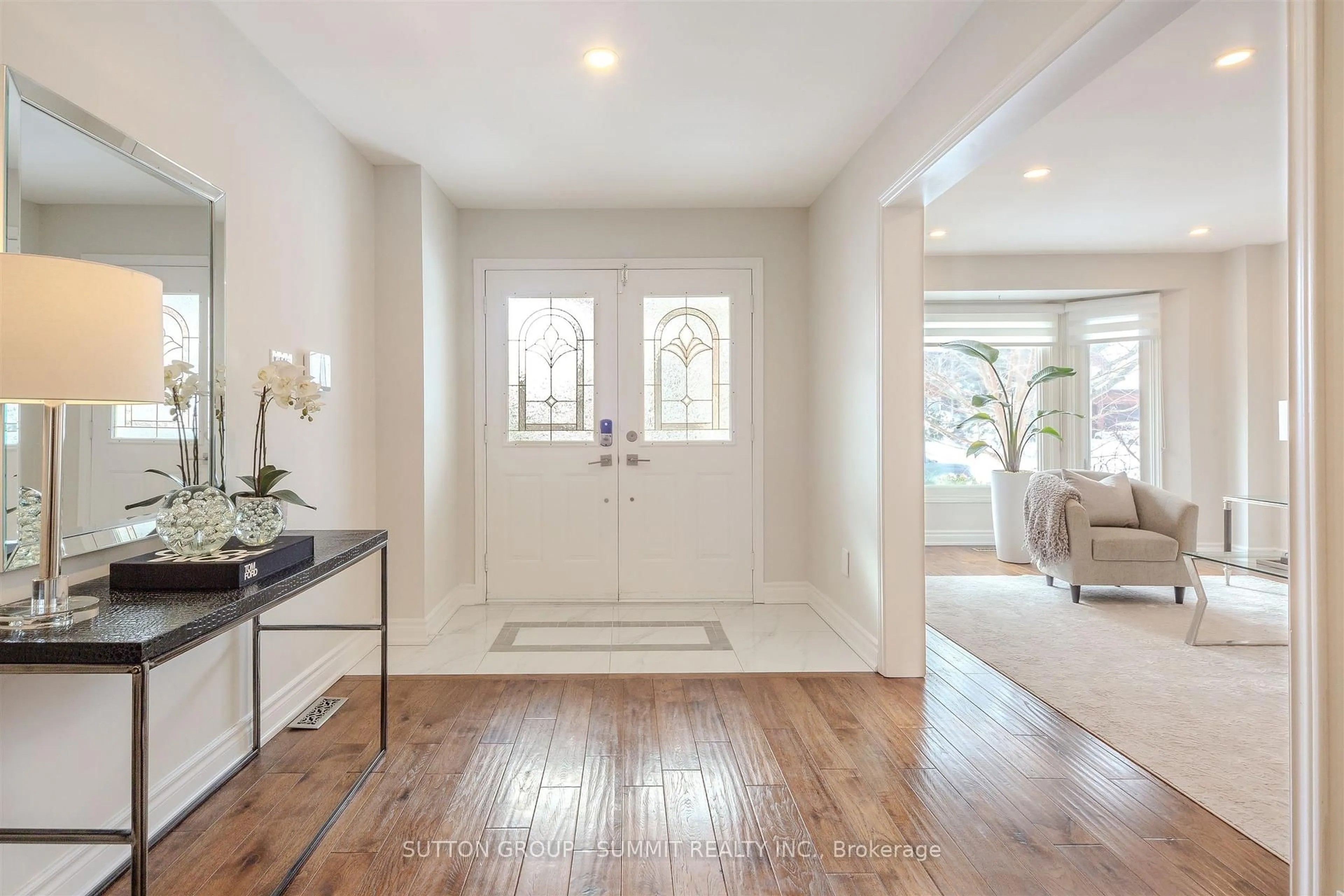 Indoor entryway for 1104 Ambercroft Lane, Oakville Ontario L6M 1Z2