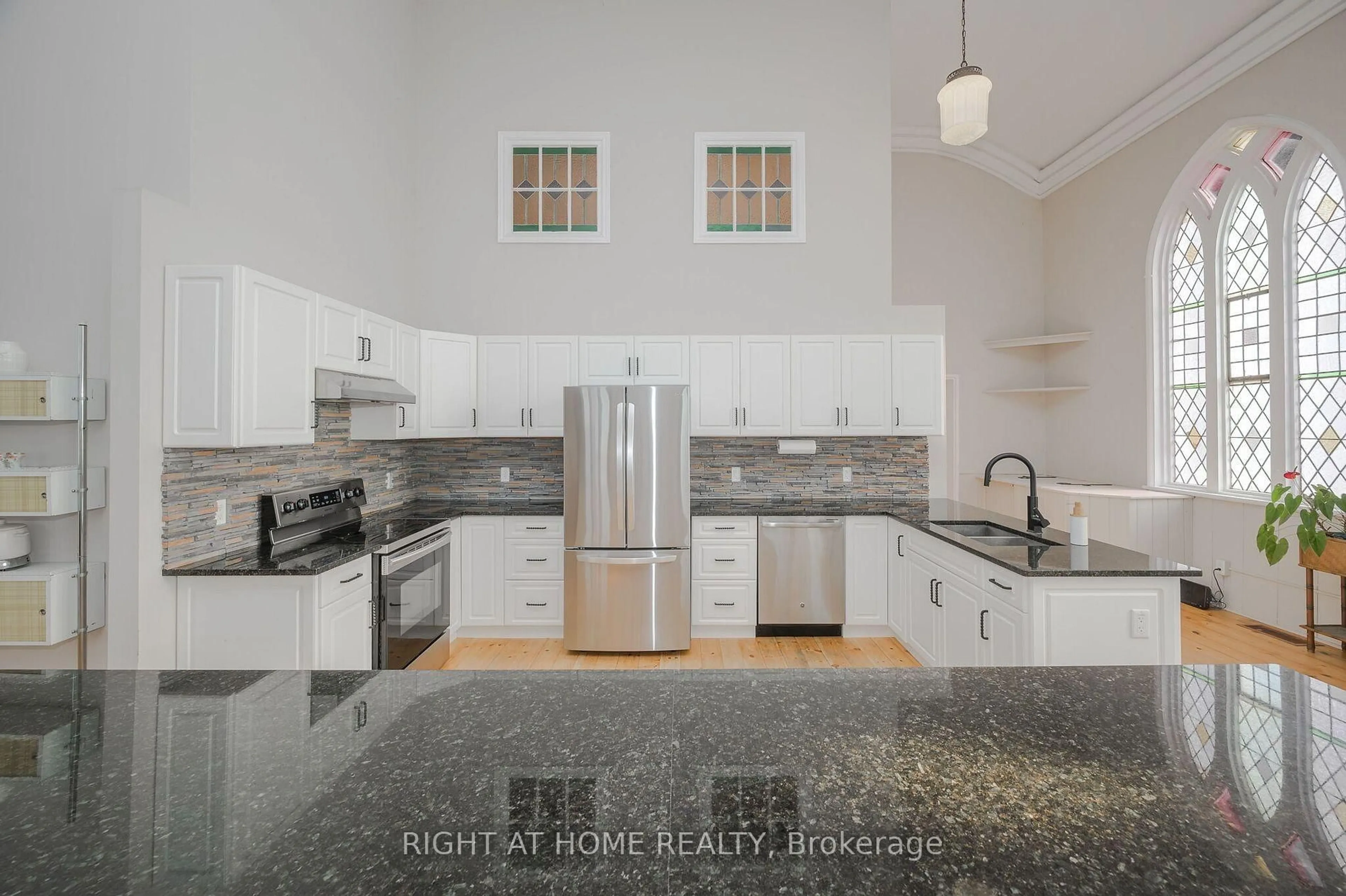 Open concept kitchen, ceramic/tile floor for 3318 Dundas St, Burlington Ontario L7P 0S8