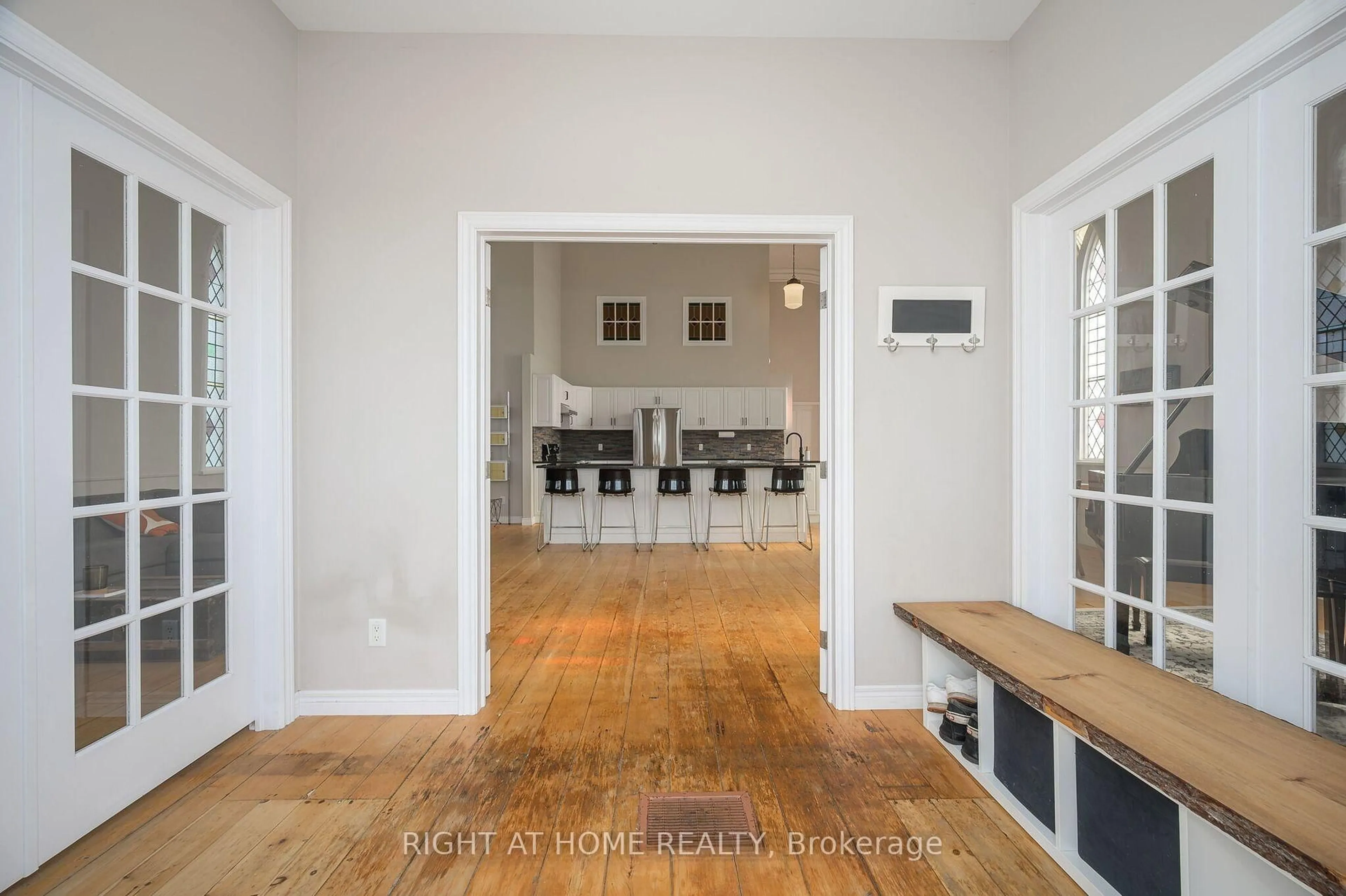 Indoor entryway for 3318 Dundas St, Burlington Ontario L7P 0S8