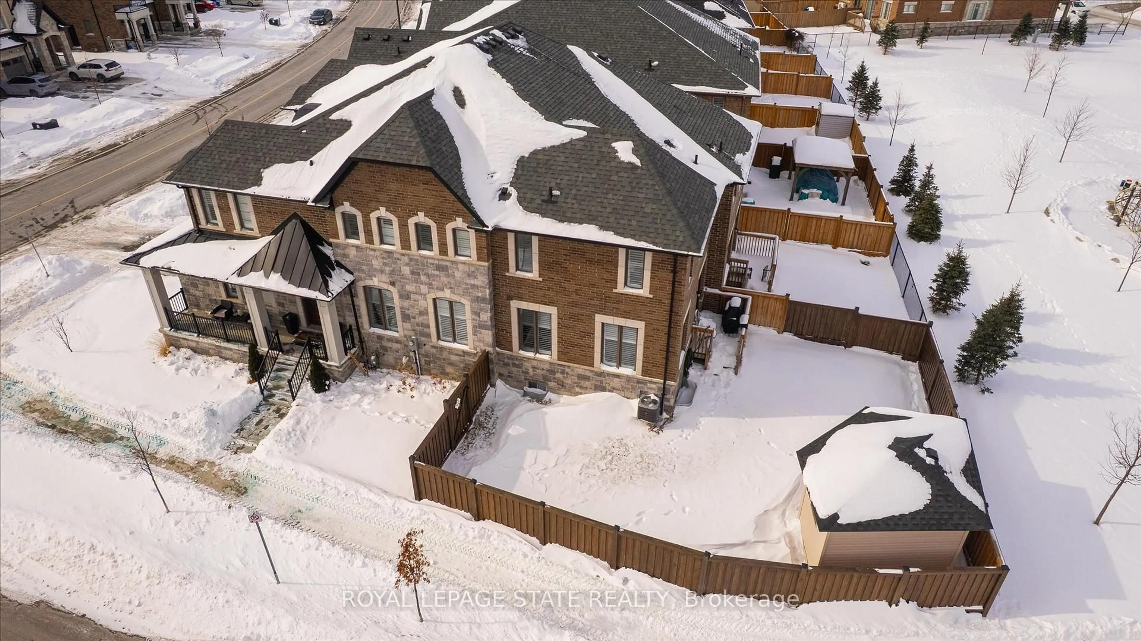 A pic from outside/outdoor area/front of a property/back of a property/a pic from drone, street for 1383 Farmstead Dr, Milton Ontario L9T 7K6