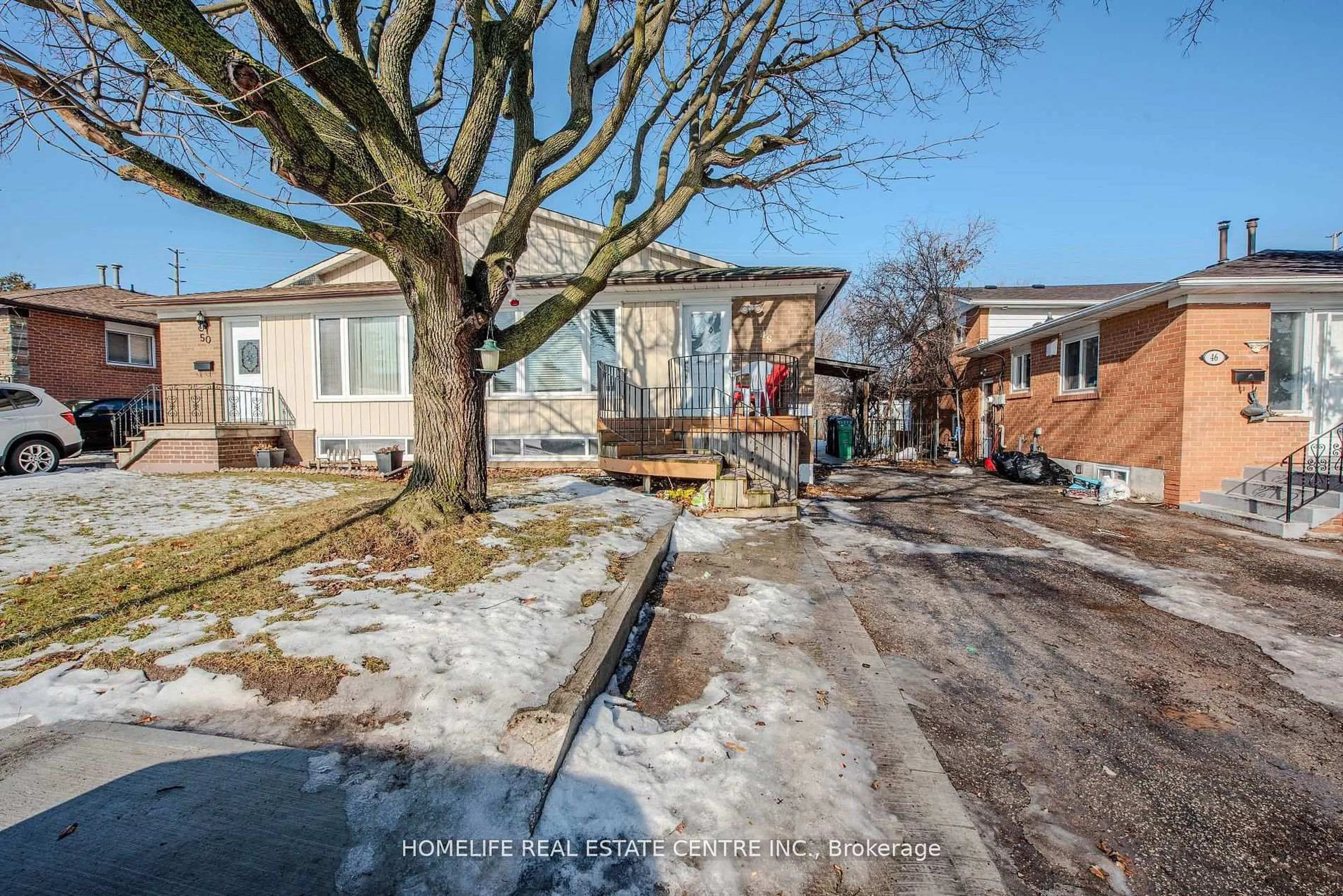A pic from outside/outdoor area/front of a property/back of a property/a pic from drone, street for 48 Northwood Dr, Brampton Ontario L6X 2L2