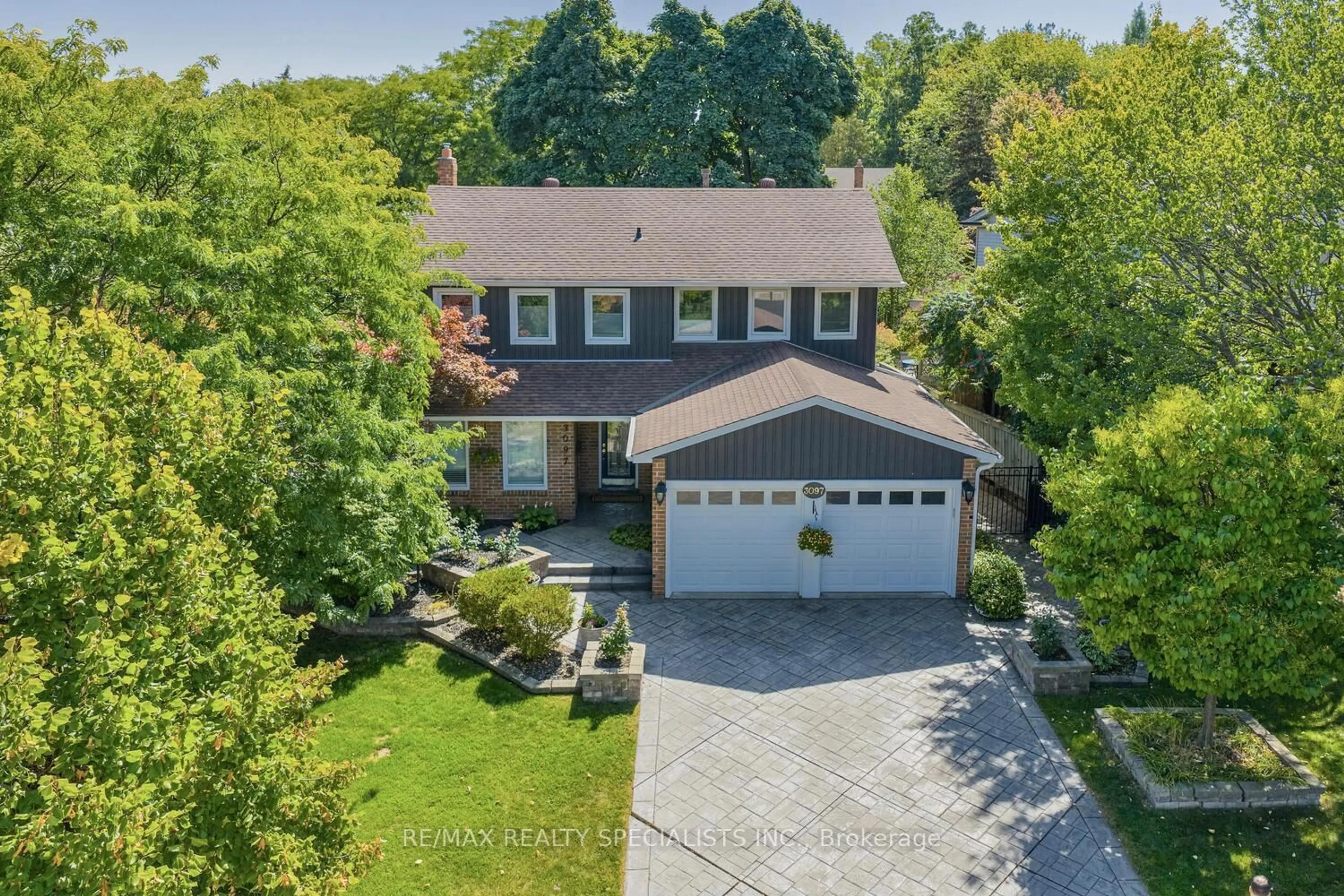 A pic from outside/outdoor area/front of a property/back of a property/a pic from drone, street for 3097 Redstart Dr, Mississauga Ontario L5L 2N1