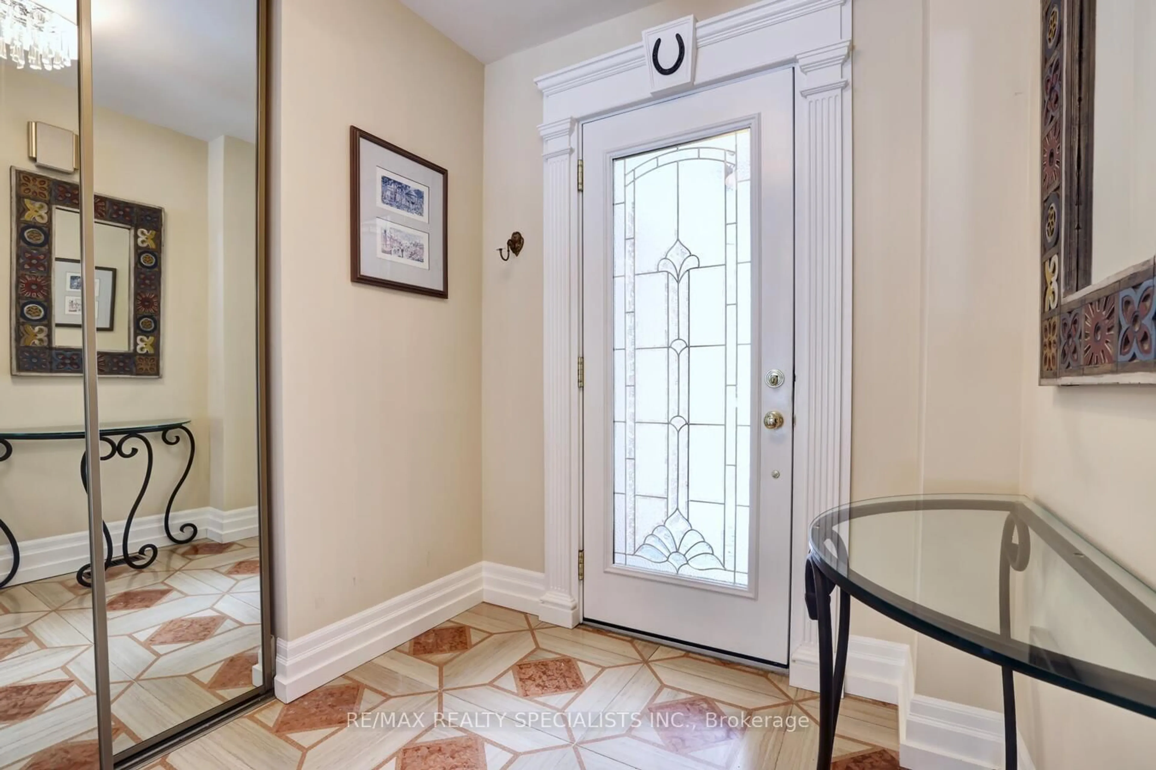 Indoor entryway for 3097 Redstart Dr, Mississauga Ontario L5L 2N1