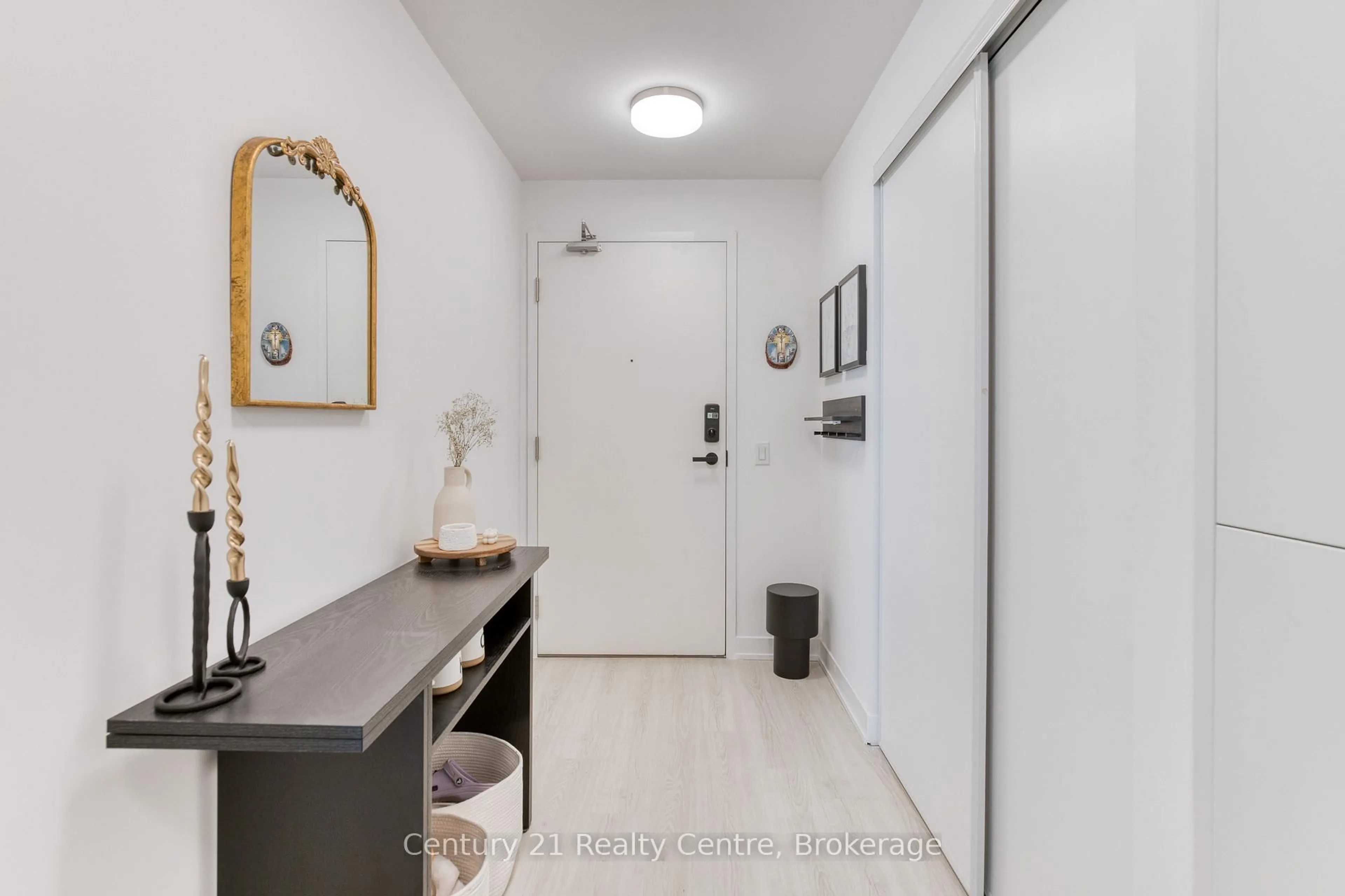 Indoor entryway for 3883 Quartz Rd #5506, Mississauga Ontario L5B 0M4