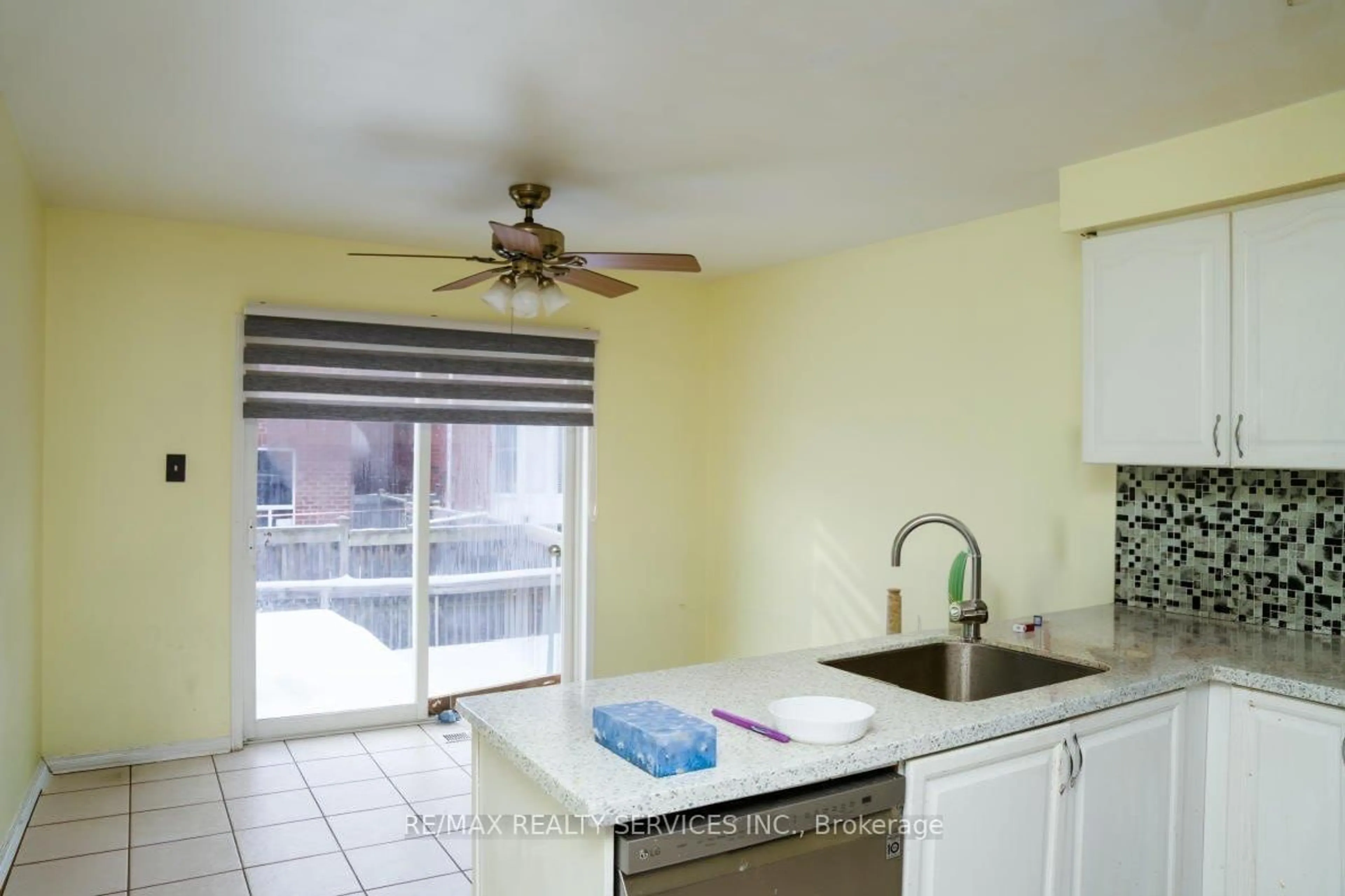 Standard kitchen, ceramic/tile floor for 126 Edenbrook Hill Dr, Brampton Ontario L7A 2R2