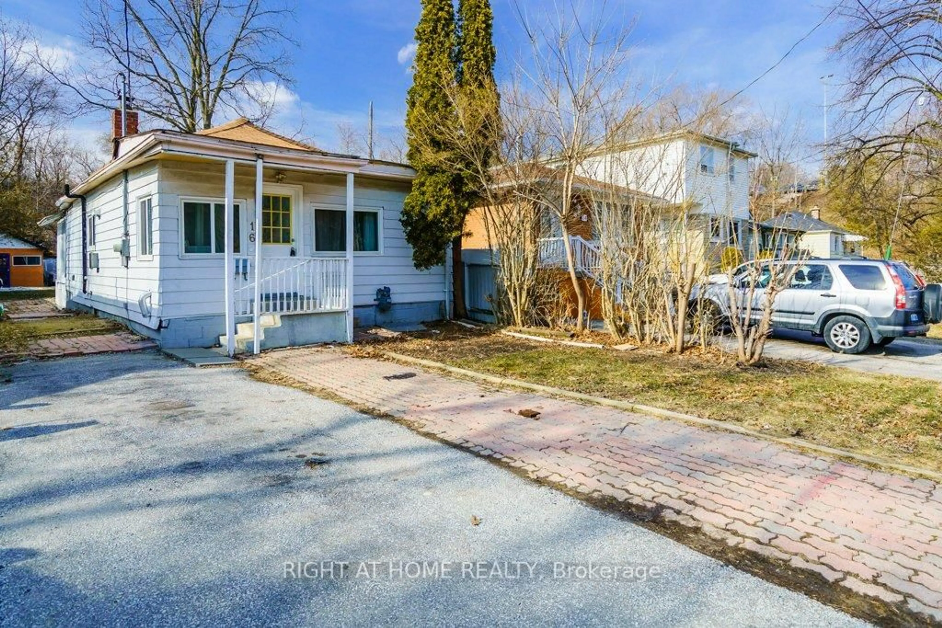 A pic from outside/outdoor area/front of a property/back of a property/a pic from drone, street for 16 Forty Third St, Toronto Ontario M8W 3P6