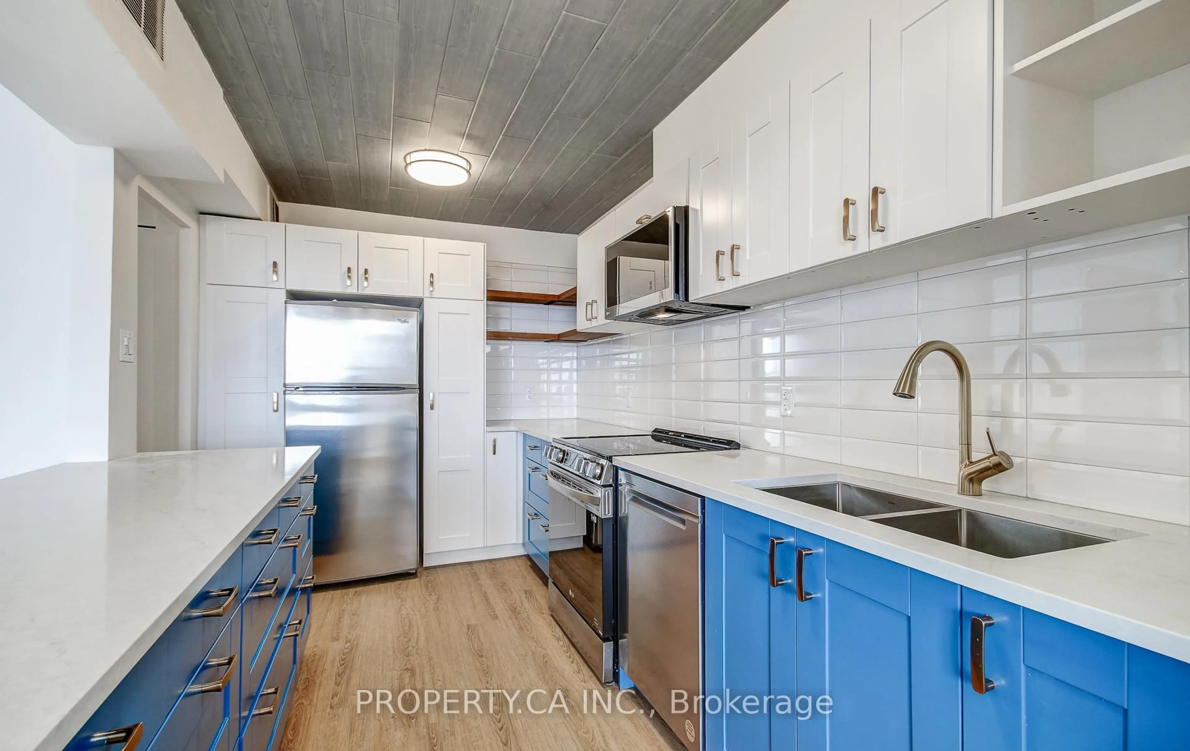 Standard kitchen, ceramic/tile floor for 155 Marlee Ave #1706, Toronto Ontario M6B 4B5