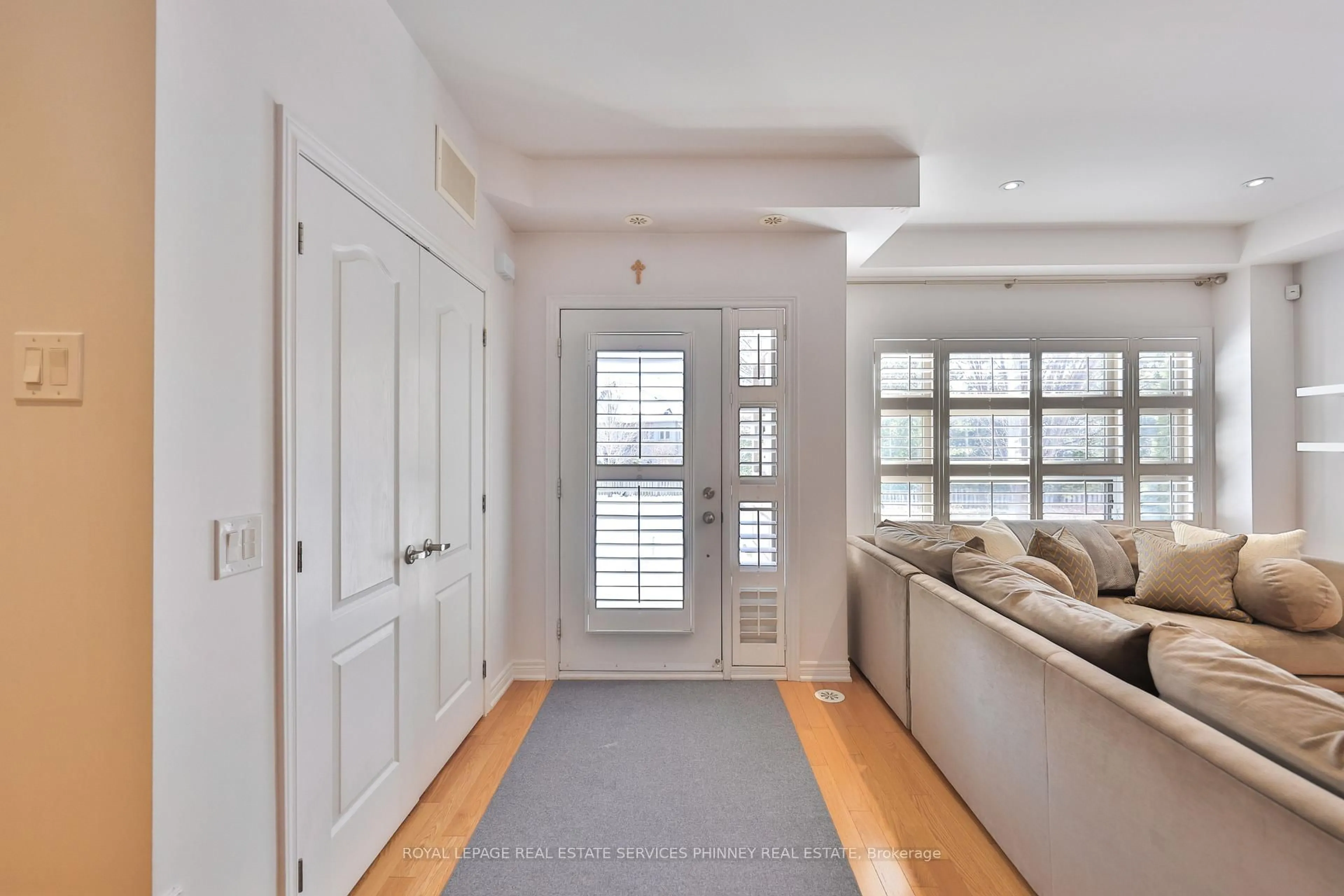 Indoor entryway for 2460 Prince Michael Dr #15, Oakville Ontario L6H 0G8