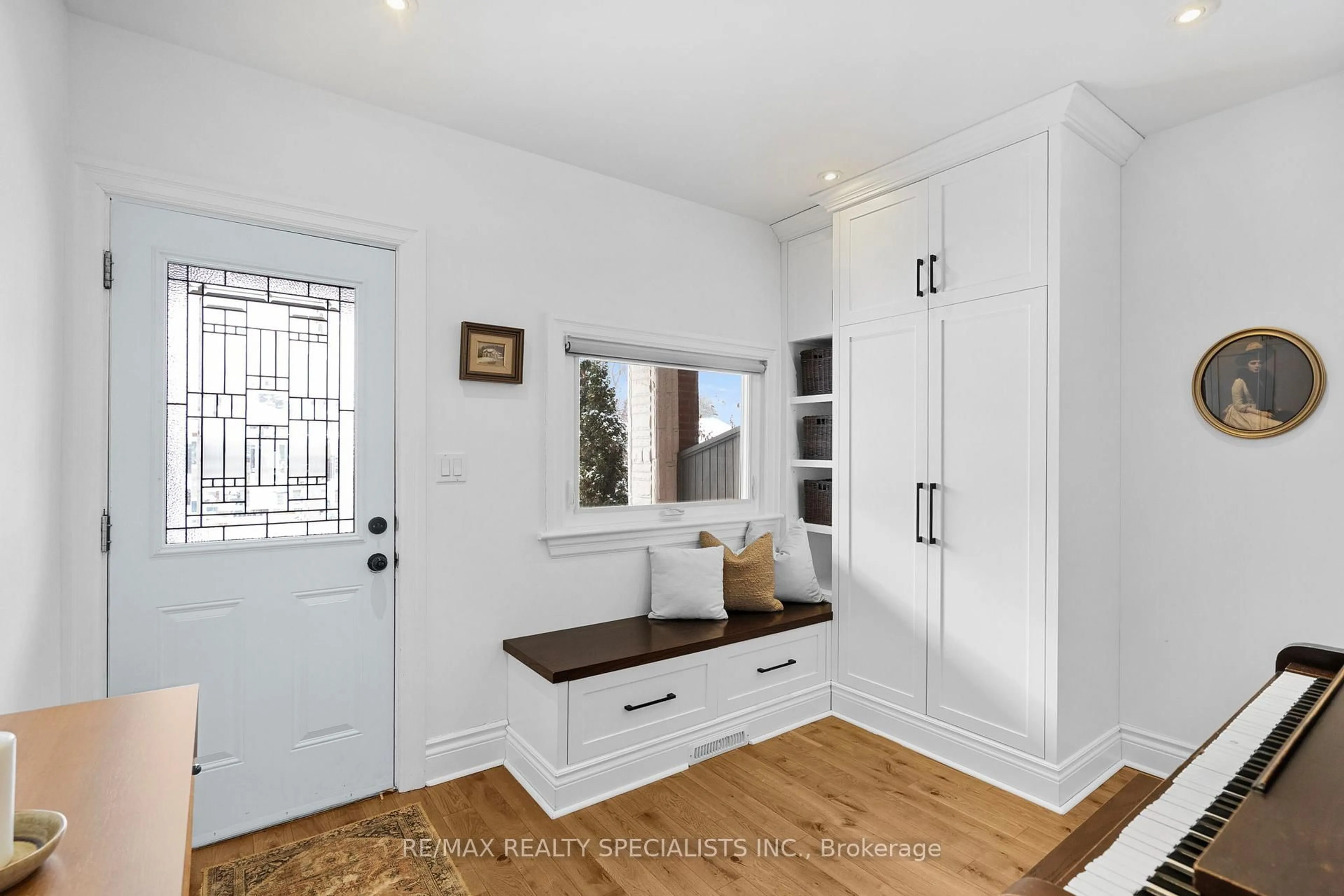 Indoor entryway for 68 Lake Cres, Toronto Ontario M8V 1W1