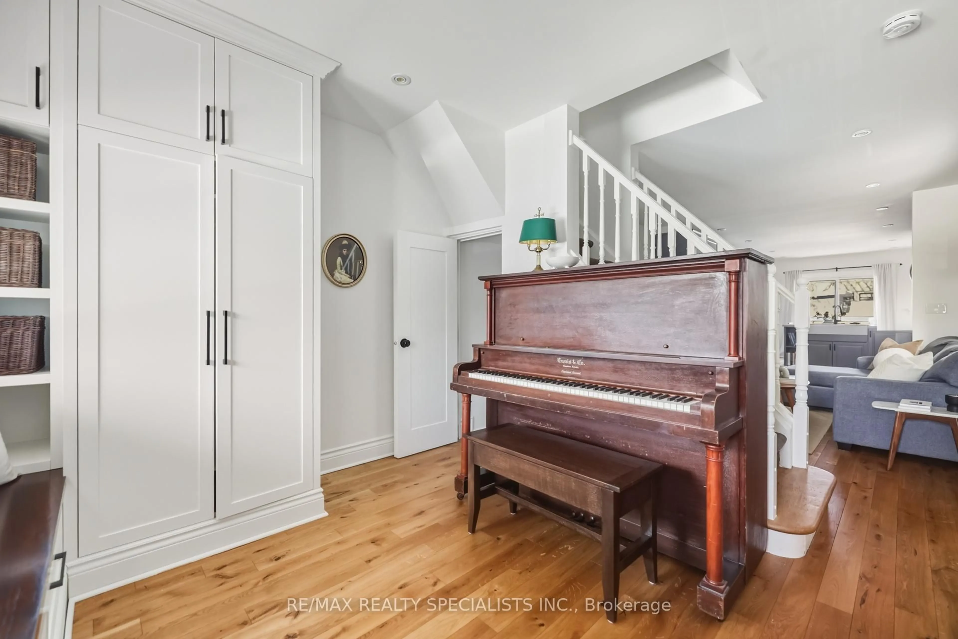 Indoor entryway for 68 Lake Cres, Toronto Ontario M8V 1W1