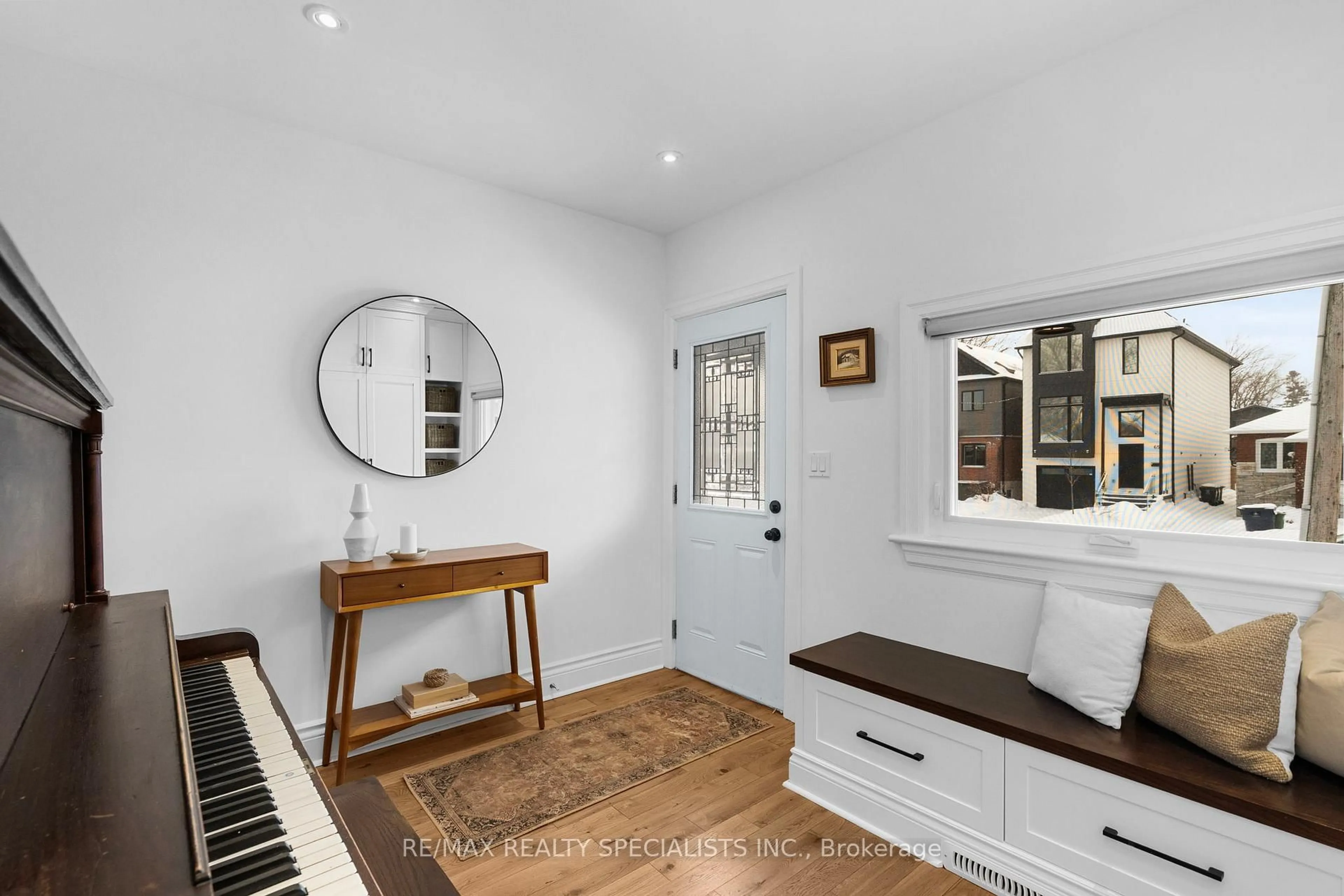 Indoor entryway for 68 Lake Cres, Toronto Ontario M8V 1W1