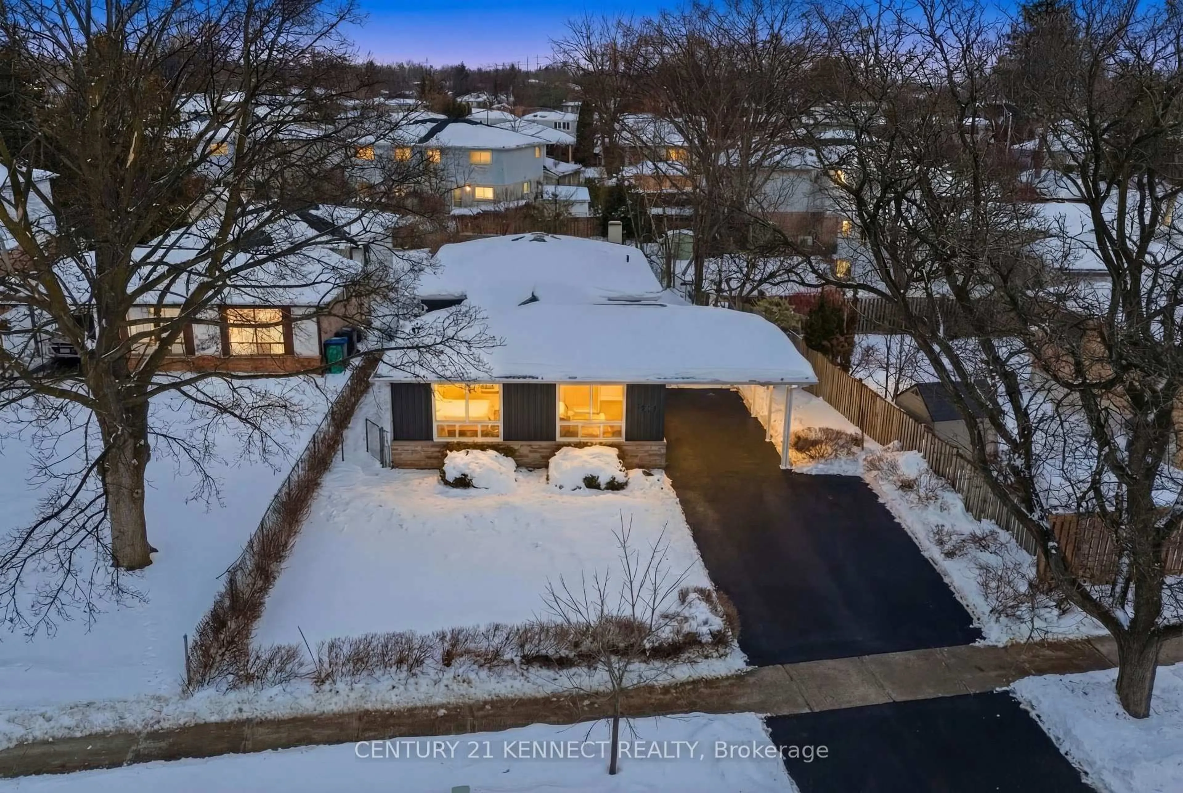 A pic from outside/outdoor area/front of a property/back of a property/a pic from drone, street for 2121 Baynham Crt, Mississauga Ontario L5A 1H1