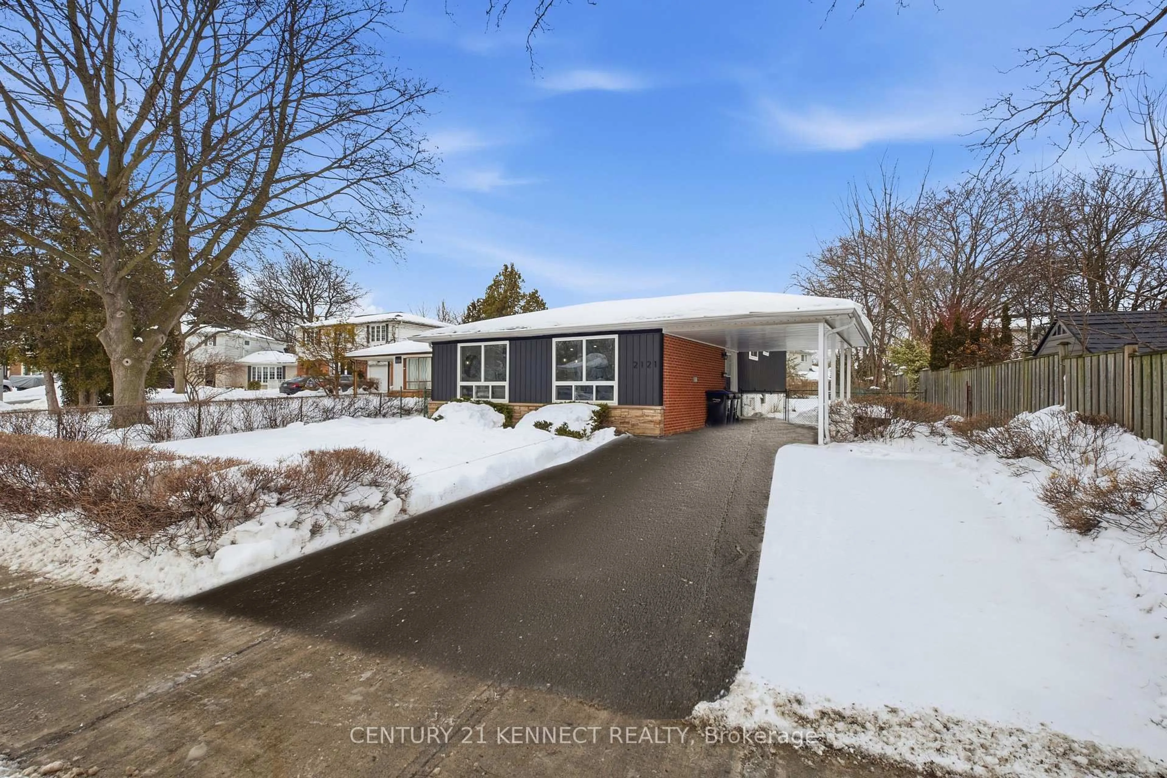 A pic from outside/outdoor area/front of a property/back of a property/a pic from drone, street for 2121 Baynham Crt, Mississauga Ontario L5A 1H1