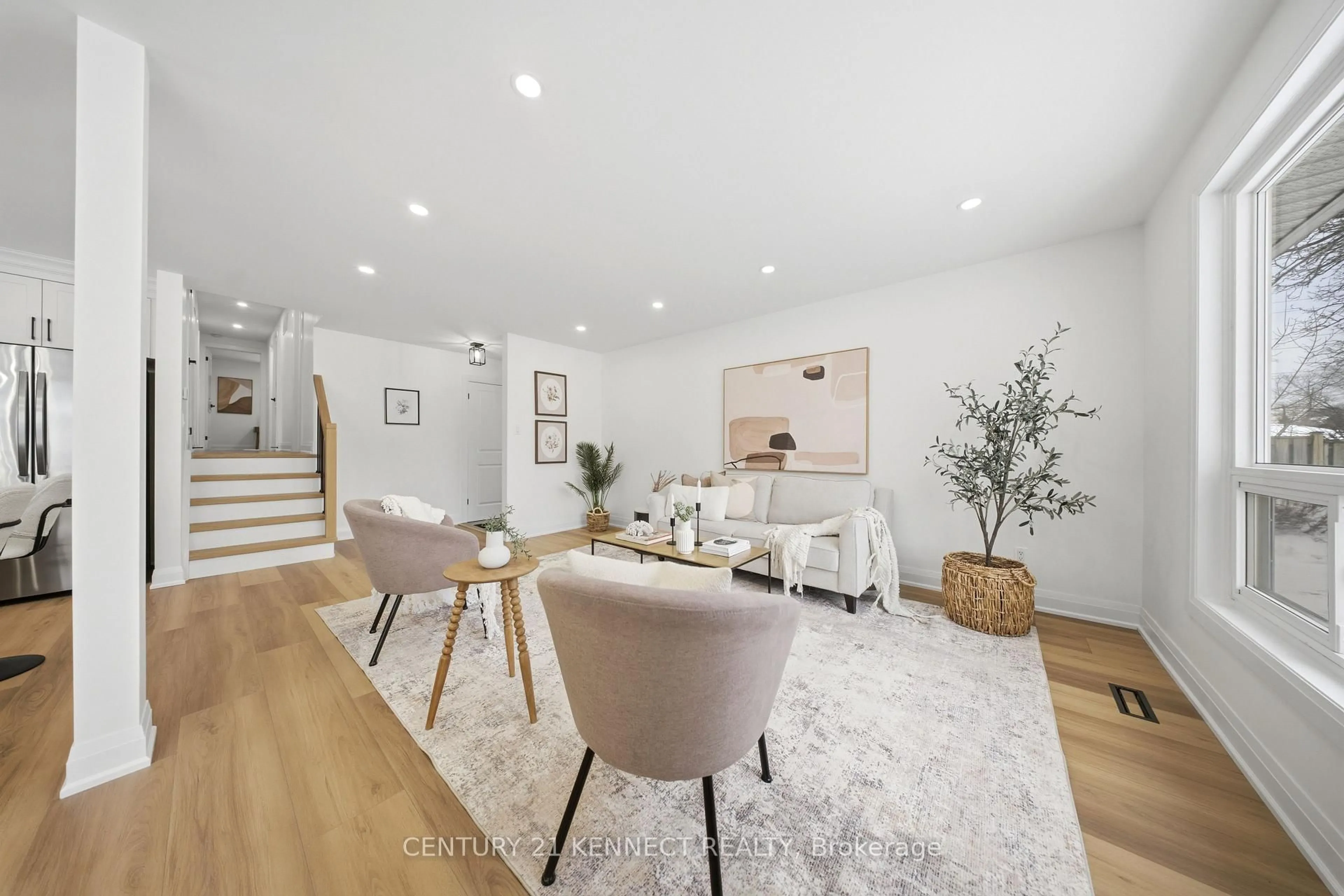 Living room with furniture, unknown for 2121 Baynham Crt, Mississauga Ontario L5A 1H1