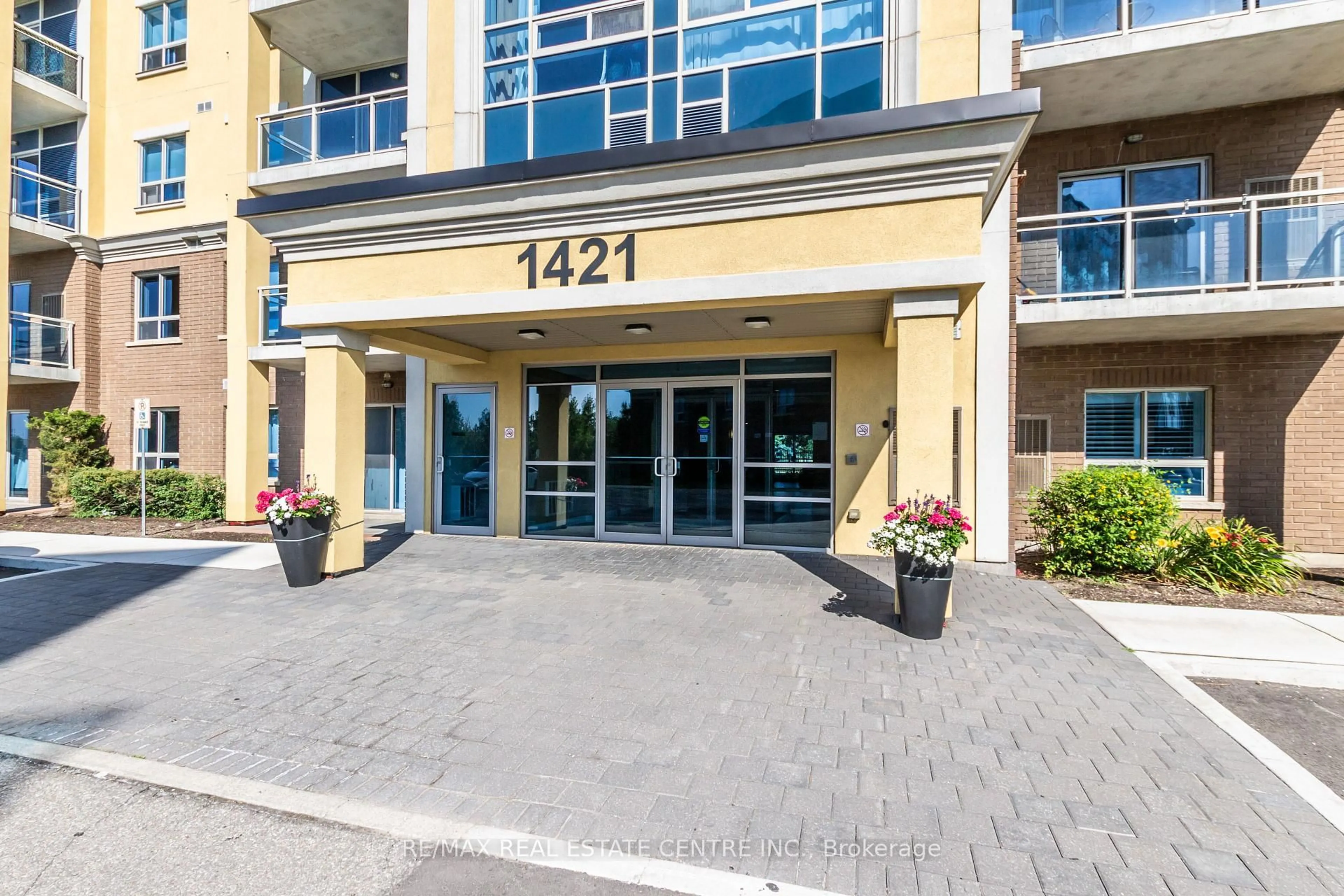 Indoor foyer for 1421 Costigan Rd #404, Milton Ontario L9T 2N4